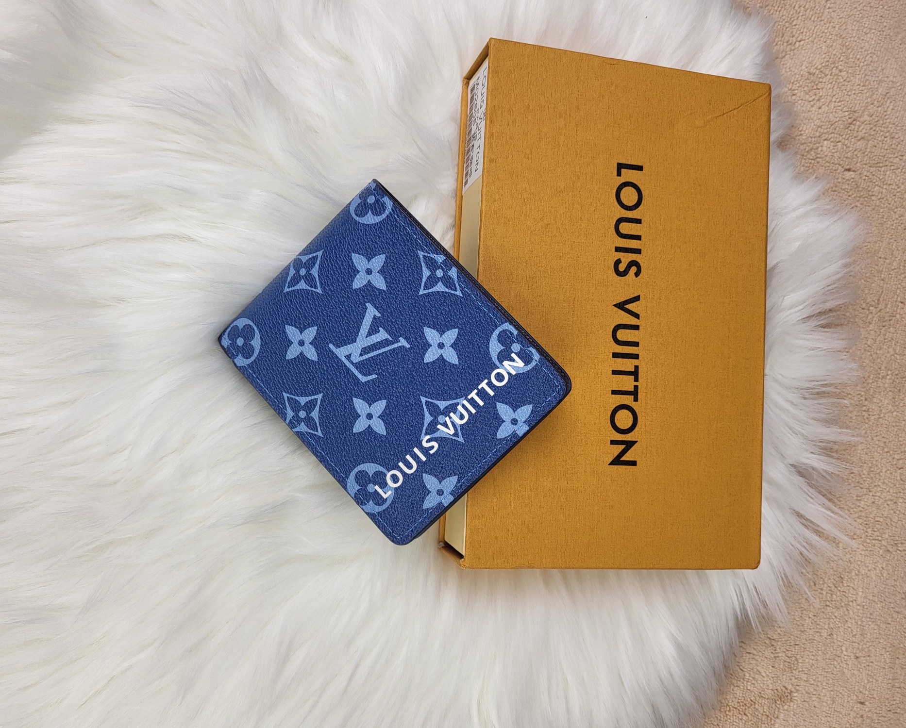 Side profile of bifold wallet