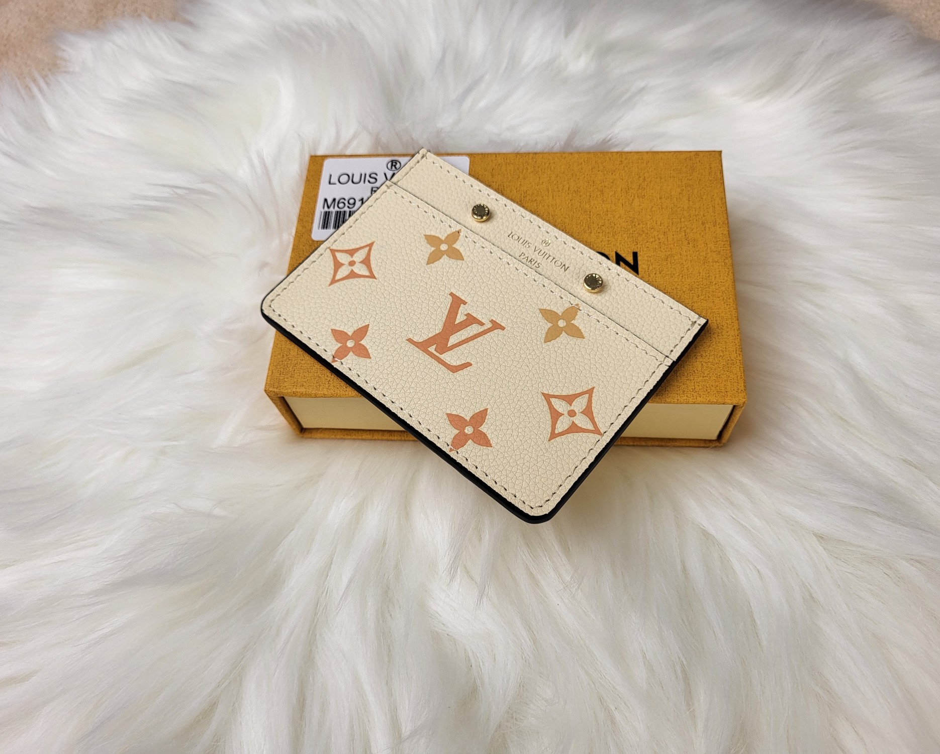 Leather card case profile