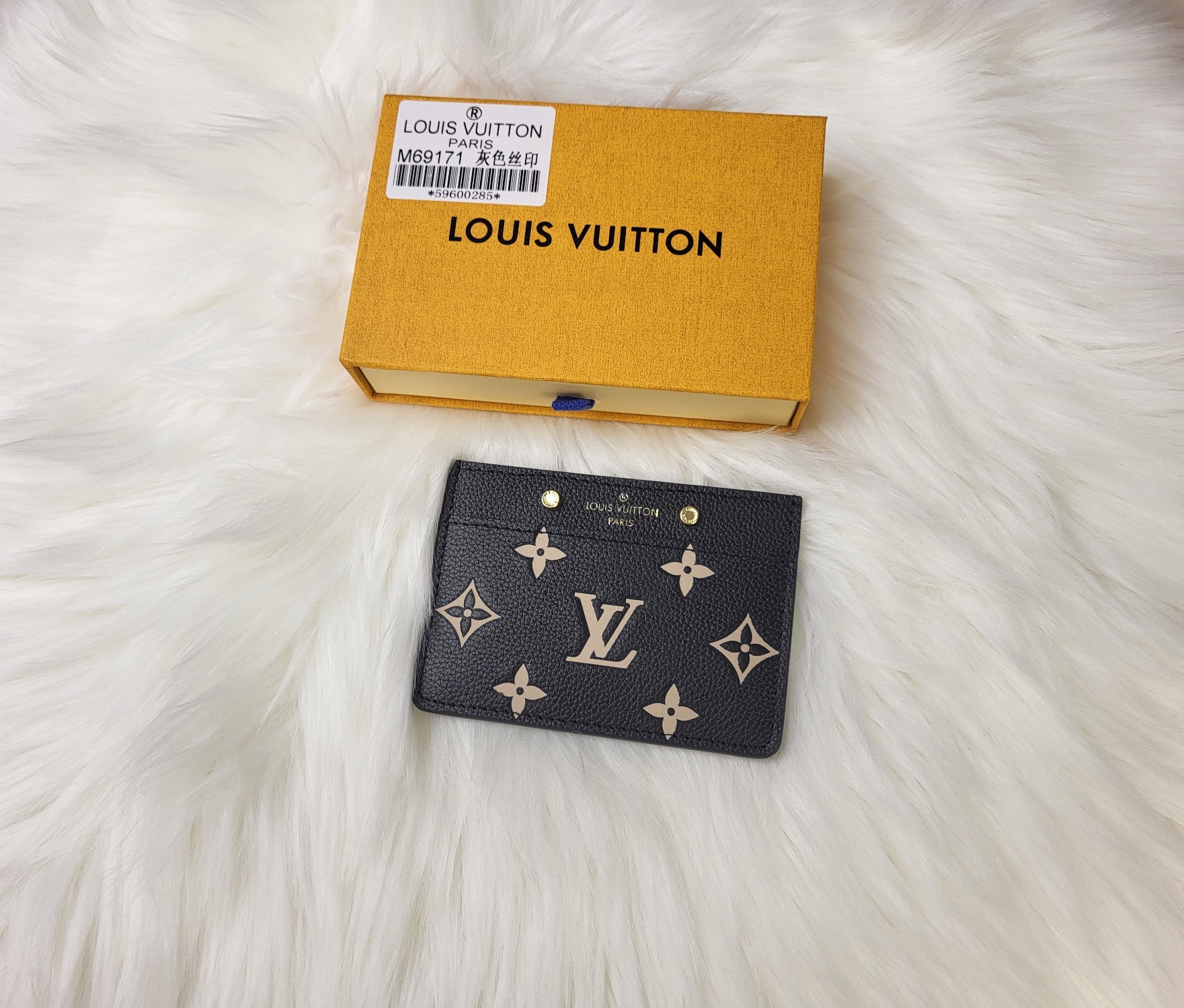 Elegant leather card holder front