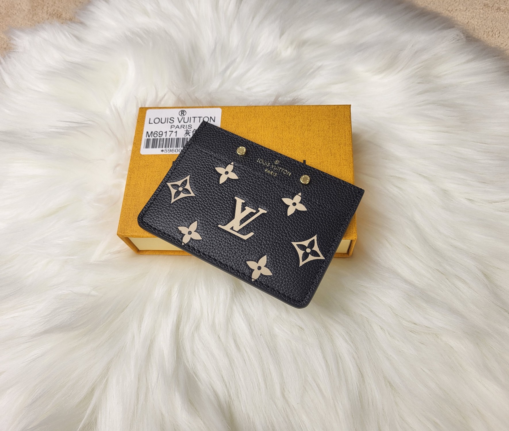 Elegant leather card holder inside