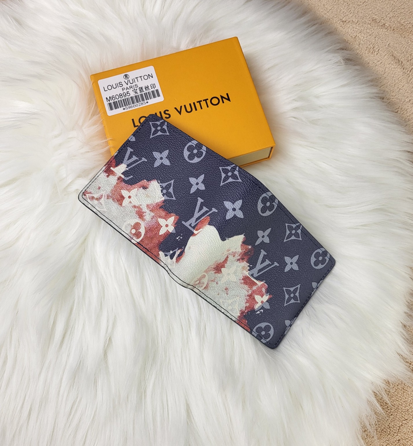 Side profile of the leather bifold wallet