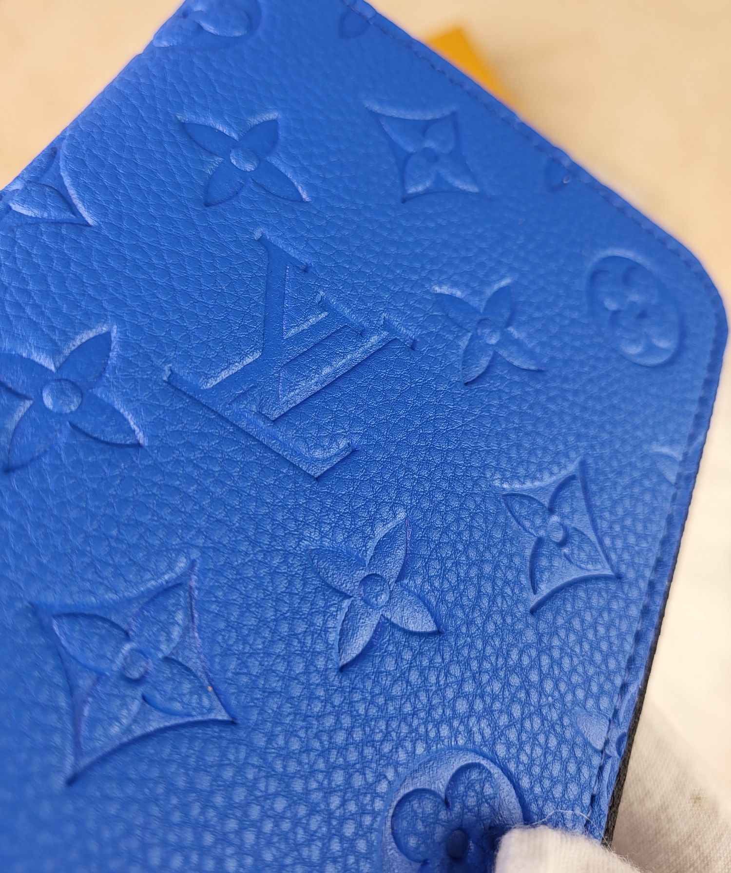 Leather wallet gift presentation suggestion