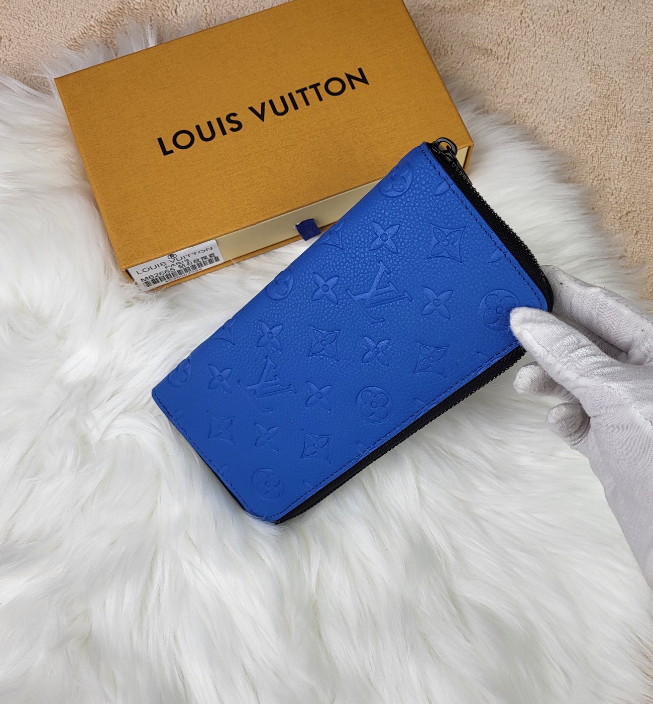 Leather wallet slim profile display