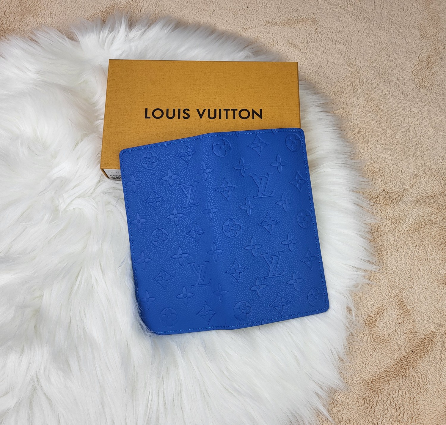 Bill compartment in a leather bifold wallet