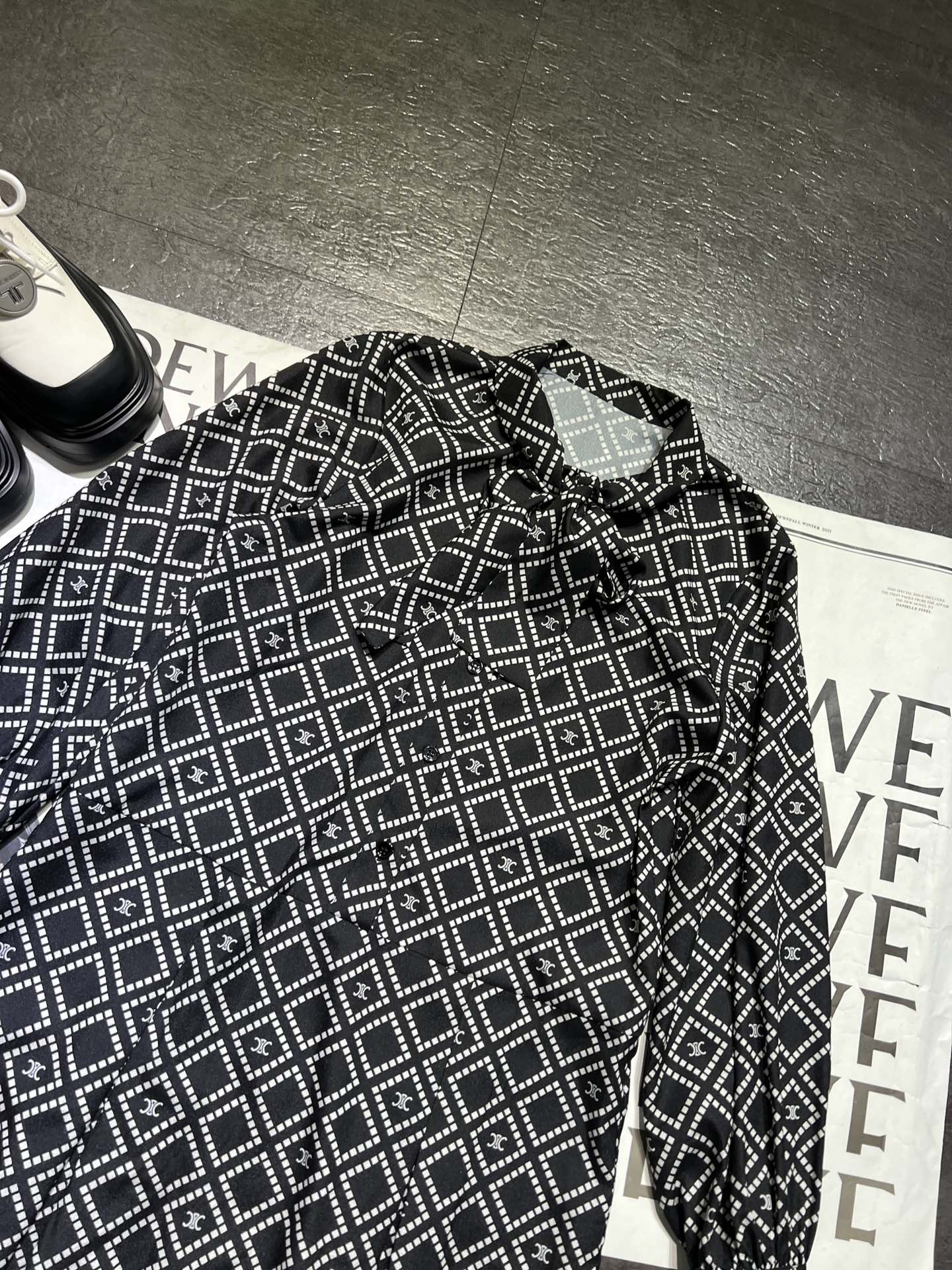 High-Quality Women’s Clothing with Unique Packaging and Retro Style by Celin Zilene - 图片 2