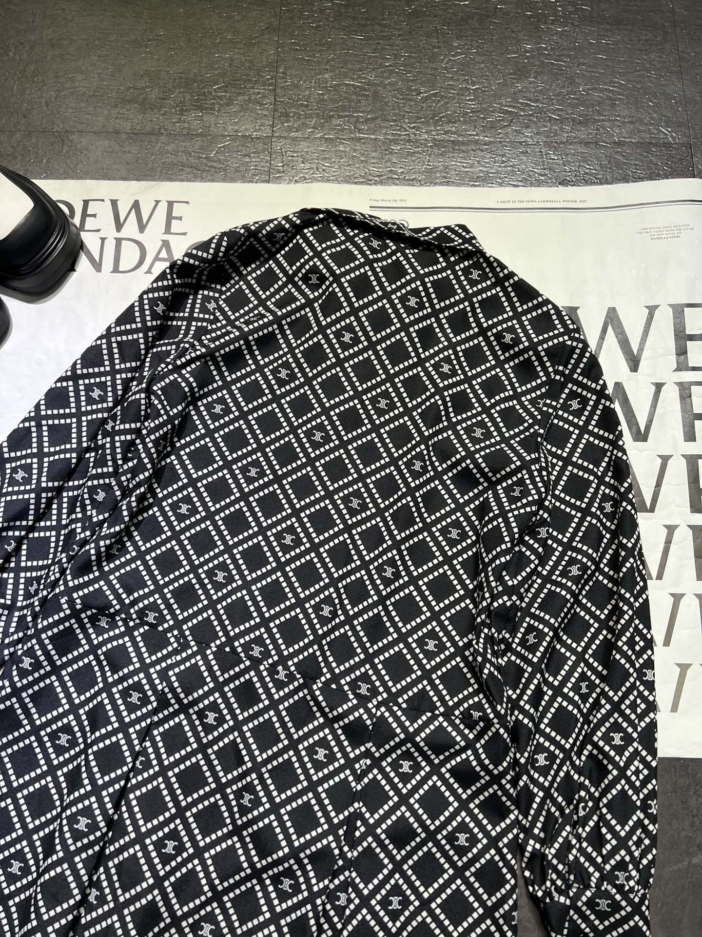 High-Quality Women’s Clothing with Unique Packaging and Retro Style by Celin Zilene - 图片 6
