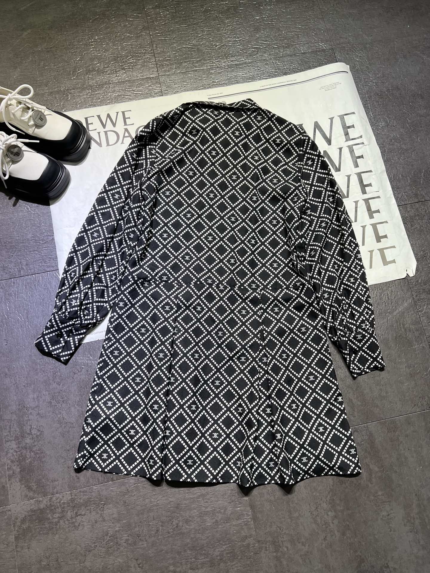 High-Quality Women’s Clothing with Unique Packaging and Retro Style by Celin Zilene - 图片 3