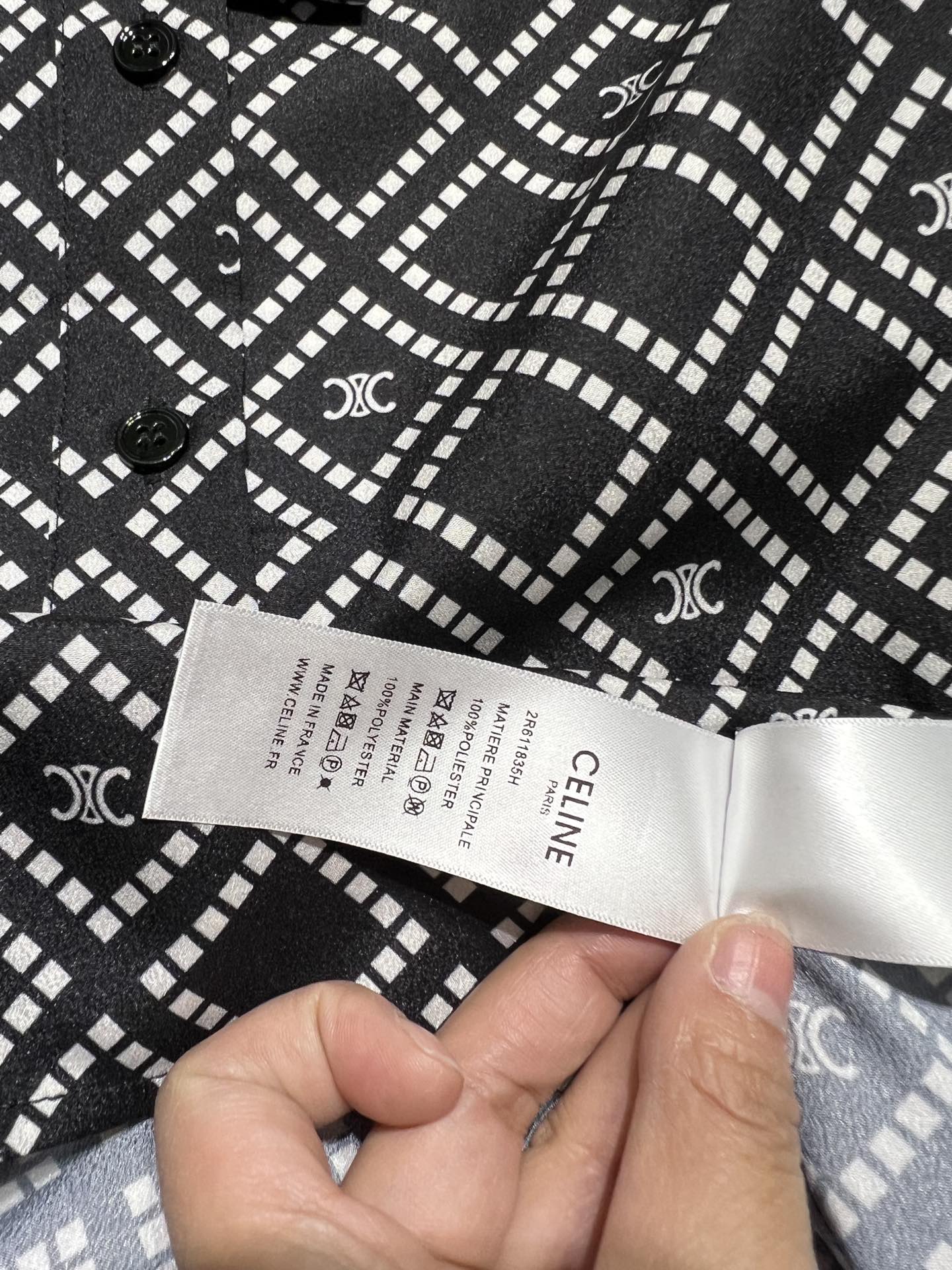 High-Quality Women’s Clothing with Unique Packaging and Retro Style by Celin Zilene - 图片 8