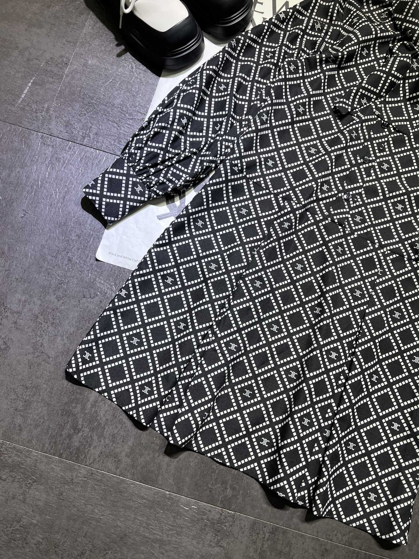 High-Quality Women’s Clothing with Unique Packaging and Retro Style by Celin Zilene - 图片 4
