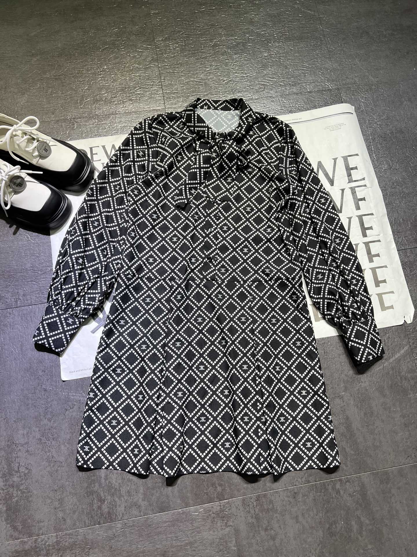 High-Quality Women’s Clothing with Unique Packaging and Retro Style by Celin Zilene - 图片 7