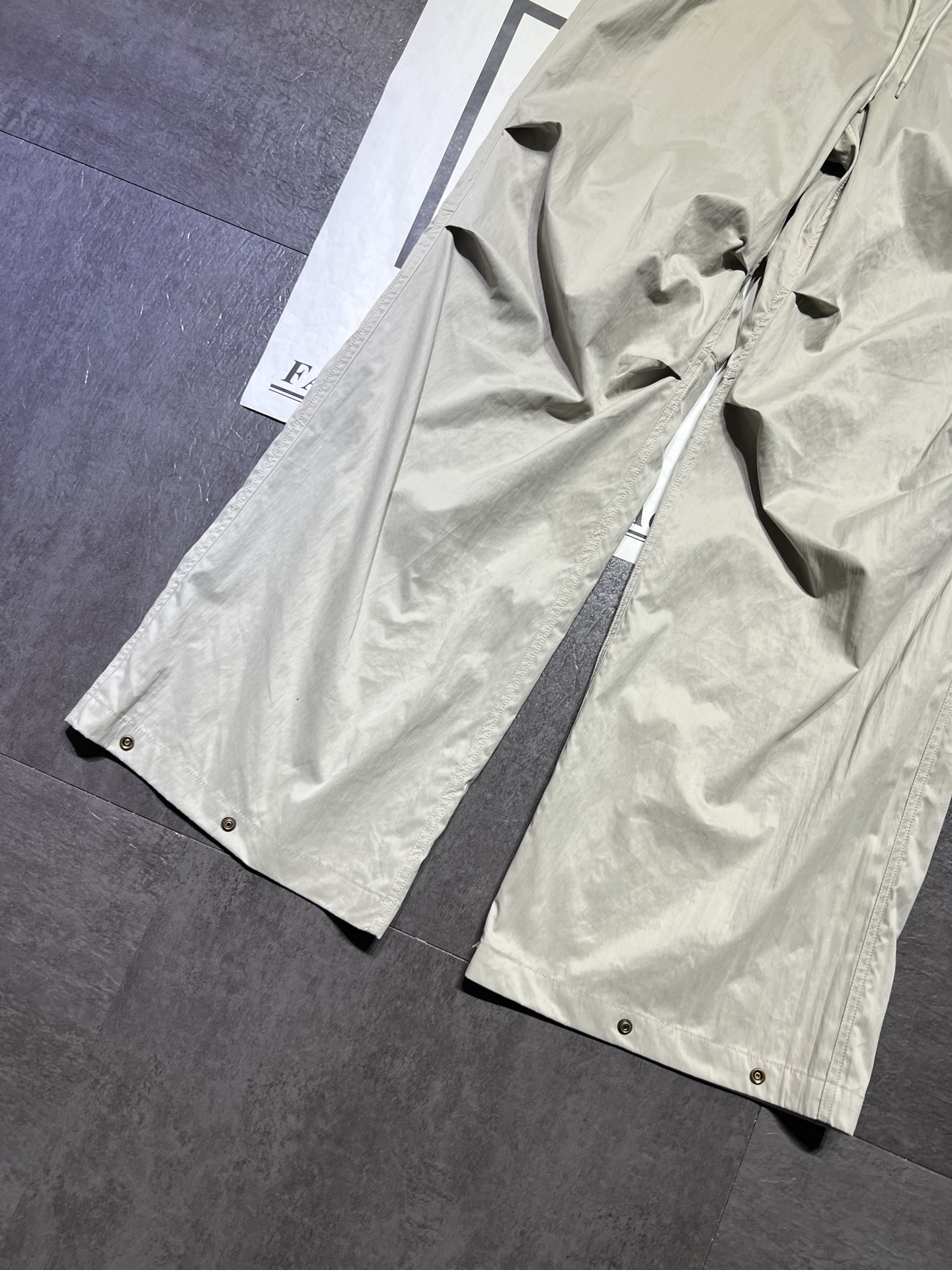 Embroidered Pants Suit for Women: Custom Red Tweed Design by Alexander Wan - 图片 2