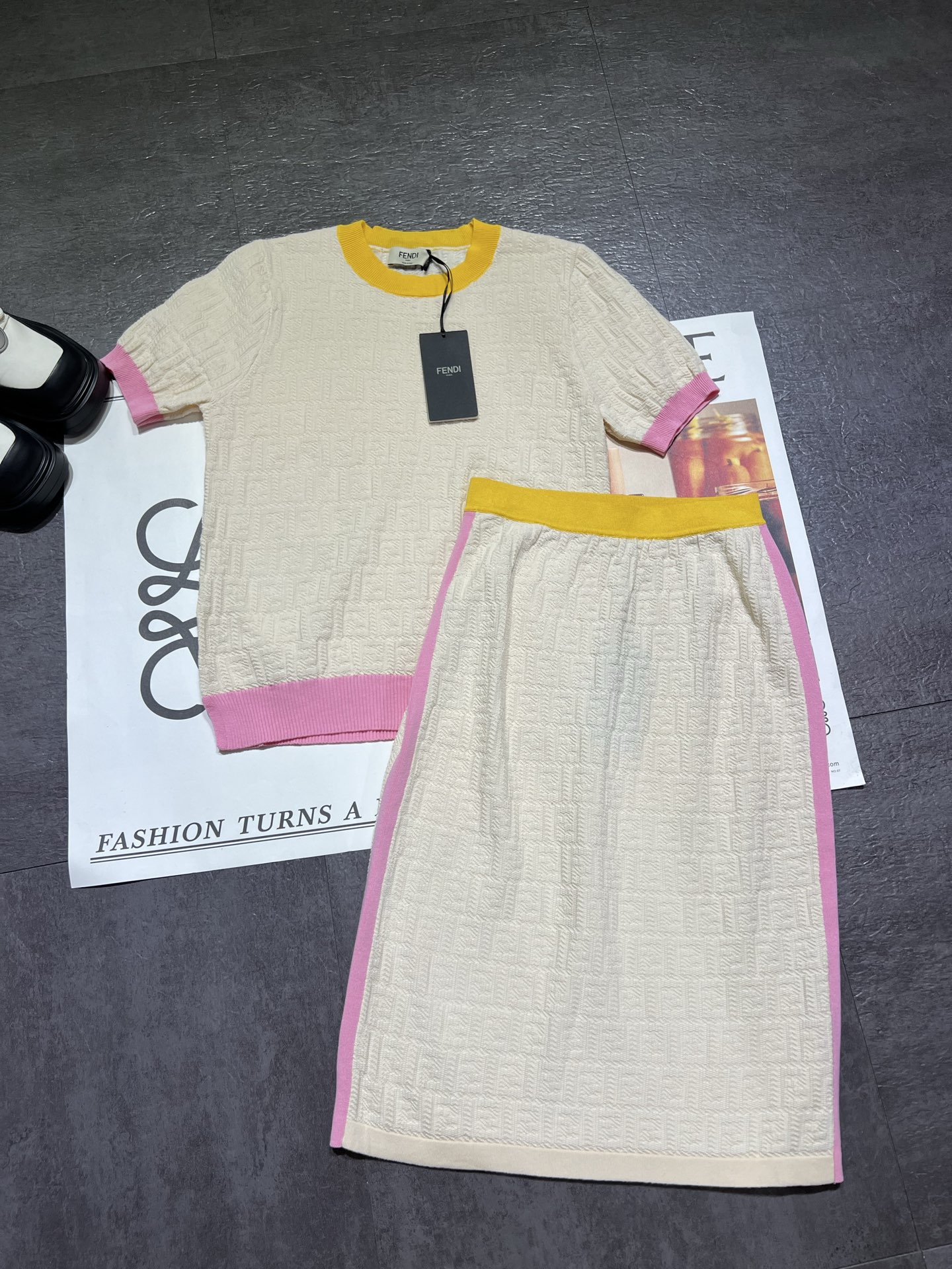 NO:755156,Shangxia Fend*/Fendi women's short-sleeved sweater 2026 early spring new style, one set can be separated, high-end version, popular stall, large goods SML, Fendi-clothing, fendi, fendi, T-shirt,19860909上下Fend*/芬迪 女士短袖针织衫 2026早春新款,一套拿可分开,高端版本,档口爆款,大货SML,芬迪-服装,fendi,fendi,T-shirt,,Women's clothing