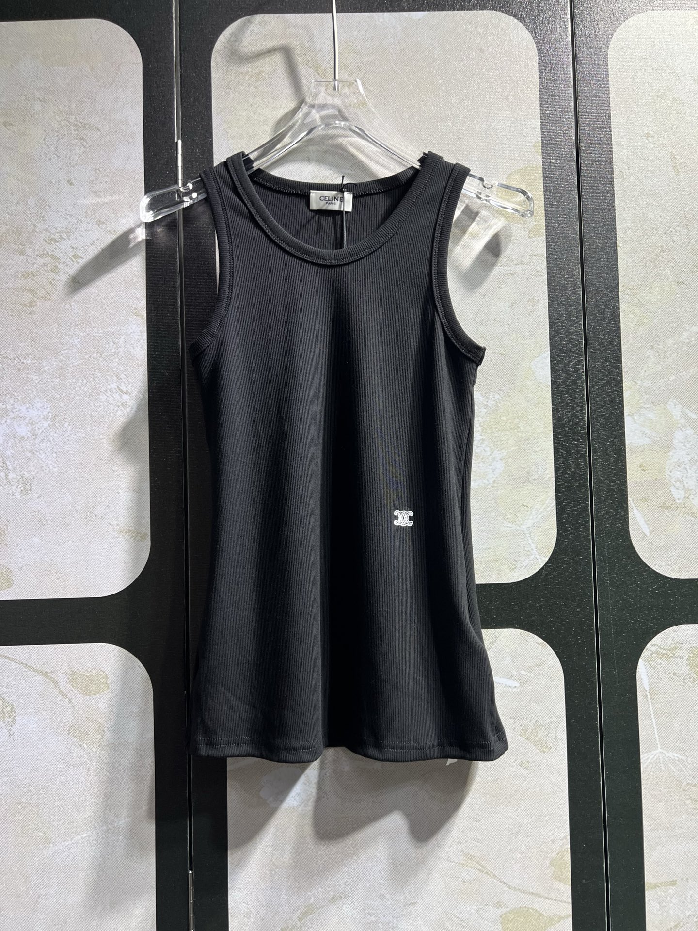 NO:864039,The original development of CELIN*26ss new summer vest, soft, comfortable and elastic, with Arc de Triomphe embroidered logo, round neck and sleeveless design, simple and elegant, perfect to wear alone or layered in summer!  The small Arc de Triomphe logo in the lower left corner is very recognizable and is suitable for daily outings and vacations. It is comfortable and fashionable!  Three-color SML, Celine-clothing, celine, celine,19860909原版开发CELIN*26ss夏季新款背心,柔软舒适弹力十足,凯旋门刺绣logo,圆领无袖设计,简约大方,夏天单穿或内搭都很OK！左下角凯旋门小标超有辨识度日常出街、度假都很适合,舒适又时髦！三色SML,赛琳-服装,celine,celine,,Women's clothing