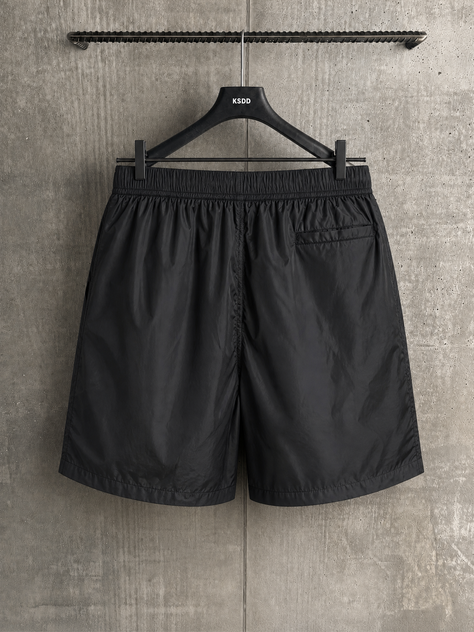 Prada PRA Re-Nylon 钢标沙滩短裤