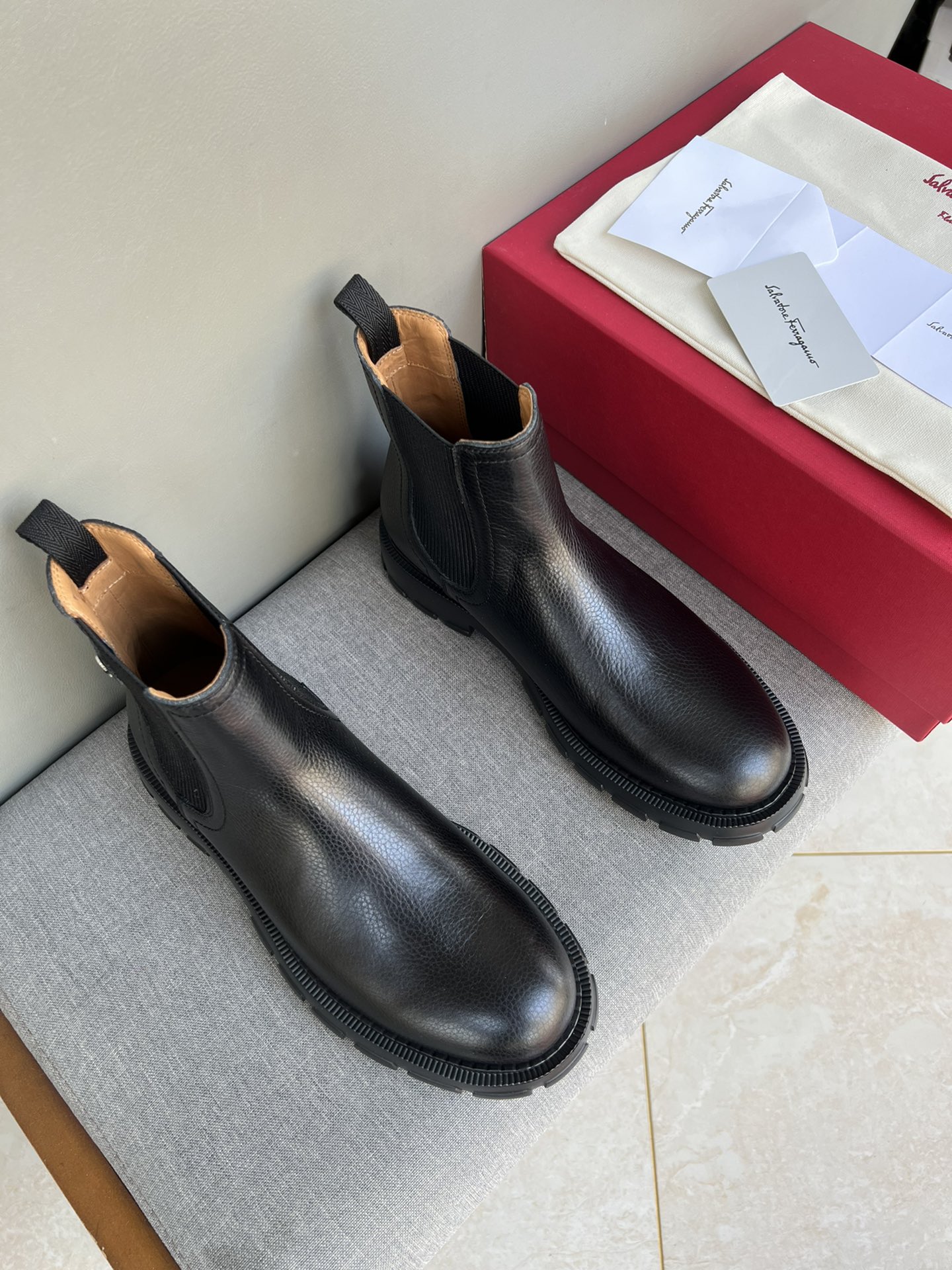 NO:605108,[Strong][Strong][Strong] Original quality Exclusive new Ferragamo autumn and winter new high-top men's shoes Exquisite hand-stitched workmanship details comparable to counters Imported calfskin uppers Cowhide lining Original foam outsole Black 39-44 (38,45 custom-made, non-returnable),,ferragamo,ferragamo,cowhide19860909[强][强][强]原单品质 独家新款 菲拉格慕ferragamo秋冬新款 高帮男鞋 精致手工缝线 做工细节堪比专柜 鞋面进口小牛皮 牛皮内里 原版发泡大底 黑色 39-44（38,45定做不退换）,,ferragamo,ferragamo,cowhide,Men's shoes