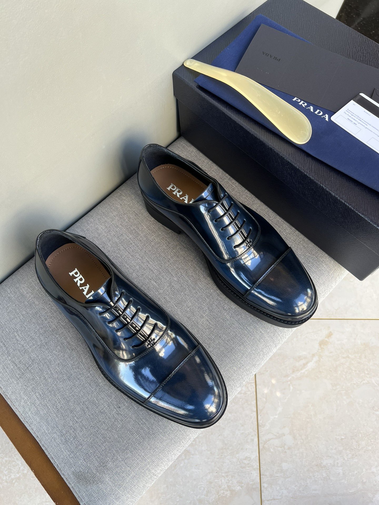 NO:834176,The most popular items are recommended PRADA. Prada’s top purchasing quality. Imported color-brushed edge beads on the upper. Carved toe design. Cowhide lining. Private model TPU outsole. Non-slip, wear-resistant and elastic. Fashionable and versatile. Brown, black, blue. 39-44 in stock (38, 45 customized for replacement and replacement), prada, prada, cowhide19860909批爆款推荐PRADA 普拉达顶级代购品质 鞋面进口擦色开边珠 鞋头雕花设计 牛皮内里 私模TPU大底 防滑耐磨有弹性 时尚百搭 棕色 黑色 蓝色39-44现货（38,45定做补退换）,,prada,prada,cowhide,Men's shoes