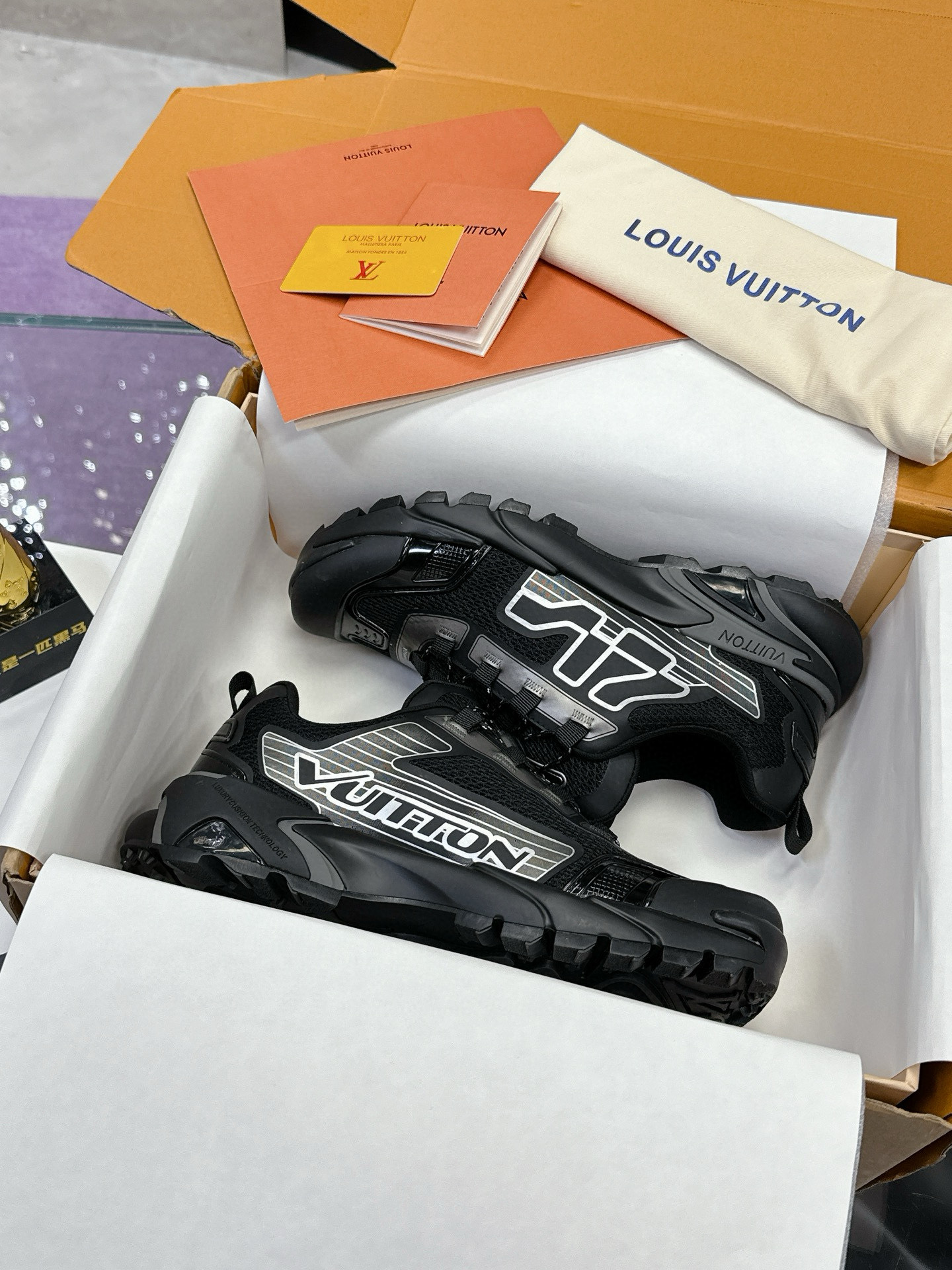 NO:172802,Top version of LV Louis Vuitton Ljia Donkey Runner Tatic series Thick sole Casual sports shoes Running shoes Original purchase and development Made this model LV Runner Tatic sports shoes combine technology materials such as mesh fabric and straps to interpret the inspiration of traditional hiking shoes. LV letters are written on one side, and the lassoon buckles are embellished with fast lace-up system Monogram Flowers and Louis Vuitton logos, light and wear-resistant rubber outsole perfect overall, delivery counter exquisite packaging Fabric: original imported custom technology fabric   mesh surface Inner original customized breathable mesh Sole original open mold-proof rubber combination material Sole thickness 4CM Size: men's 39-45, casual shoes/sports shoes, louis vuitton, louis vuitton, louis vuitton, louis vuitton, louis vuitton, louis vuitton, louis vuitton, louis vuitton, louis vuitton, louis vuitton, louis  vuitton,sneakers19860909顶级版本LV路易威登 L家驴牌Runner Tatic系列 厚底 休闲 运动鞋 跑鞋 原版购入开发 做货 本款 LV Runner Tatic 运动鞋融合网格面料和饰带等科技材质,演绎传统登山鞋的灵感启发.LV 字母抒写于一侧,快速系带系统的套索扣点缀 Monogram 花卉和路易威登标识,轻盈耐磨的橡胶外底完善整体 配送专柜精美包装 面料:原版进口定制科技面料 网面 内里原版定制透气网里 鞋底原版开模防滑橡胶组合材质 底厚4CM Size:男款39-45,休闲鞋/运动鞋,louis vuitton,louis vuitton,louis vuitton,louis vuitton,sneakers,Women's Shoes