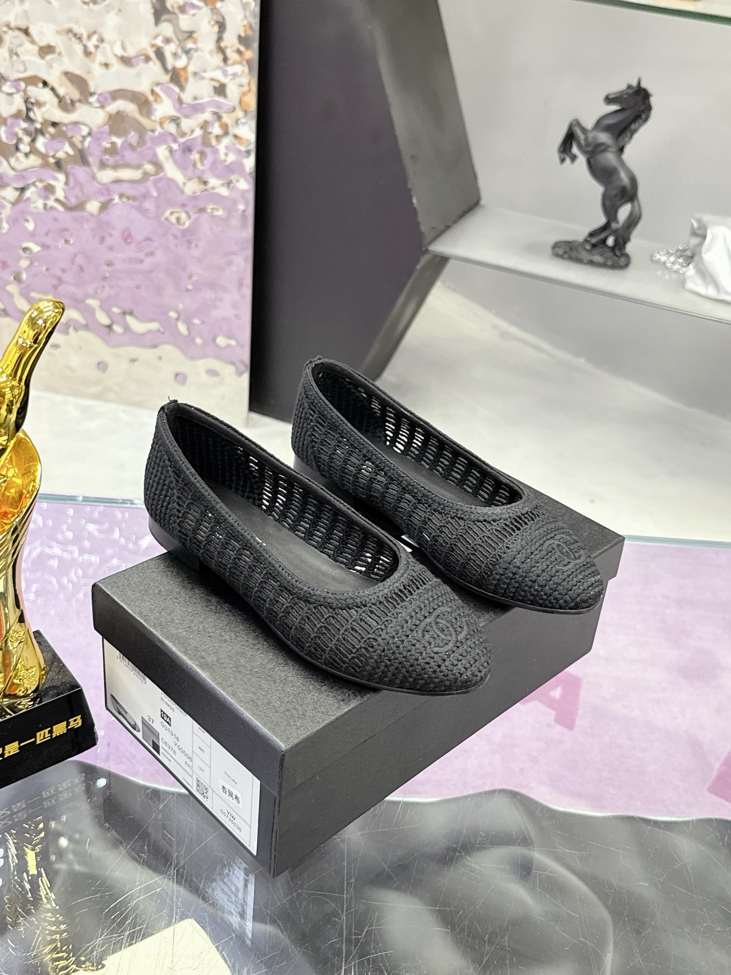 NO:423368,Higher version!  2025 new Xiaoxiang warp knitted hollow ballet shoes flat color-blocked single shoes Sling-back was released in 1957, and then two-tone design became the classic work of Chane! The two-color design is simple and exquisite, the square toe is generous and elegant, and the toe is visually elongated. The color of the toe creates a color difference. The rear lace-up design is simple and elegant. A pair of classic styles that can be worn for a hundred years is worth entering!! The original custom-made upper is woven, heel height 2Cm, soles, Italian leather outsole, size 35-39 (34, 40, 41 custom-made, no return or exchange) The counter is exquisitely packaged, ballet shoes, chanel, Leather soles19860909高版本！2025新款小香经编织镂空芭蕾舞鞋平底拼色单鞋 Sling-back于1957年问世,之后two-tone设计成为chane*经典之作! 双色设计简约精美,方头大方气质,从视觉上拉长腿部线条,鞋头颜色产生了色差感,后系带设计简洁优雅,一双能穿百年的经典款,值得一入!! 鞋面原版定制编织 跟高2Cm 鞋底意大利真皮大底 码数35-39（34、40、41定制不退换） 专柜全套精美包装,芭蕾舞鞋,chanel,Leather soles,Women's Shoes