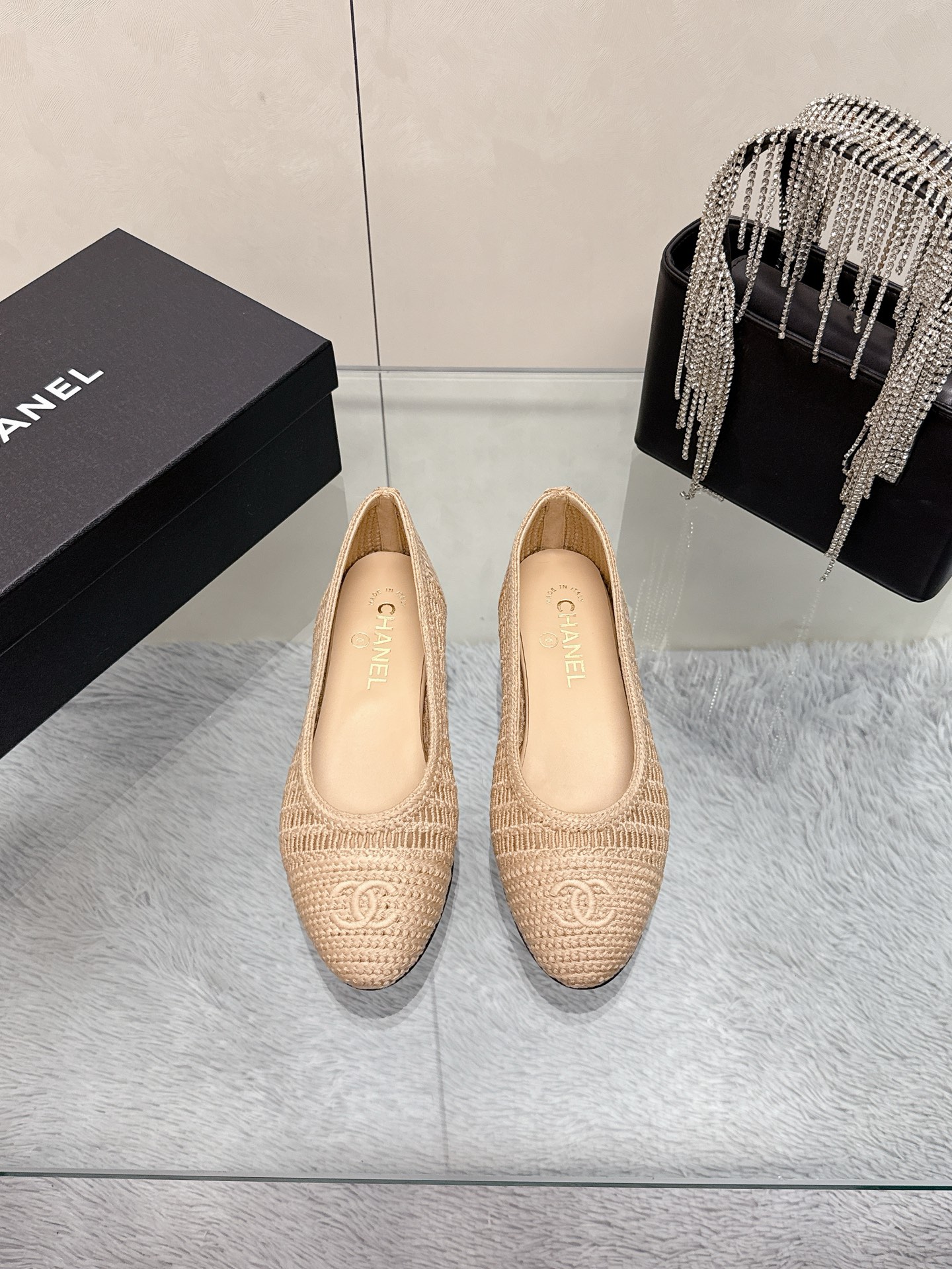 NO:412988,Higher version!  2025 new Xiaoxiang warp knitted hollow ballet shoes flat color-blocked single shoes Sling-back was released in 1957, and then two-tone design became the classic work of Chane! The two-color design is simple and exquisite, the square toe is elegant, visually elongating the leg lines, the color of the toe creates a color difference, the rear lace-up design is simple and elegant, a pair of classic styles that can be worn for a hundred years is worth entering!! Original custom woven upper, heel height 2Cm, sole Italian leather outsole, size 35-39 (34, 40, 41 custom-made, no return or exchange) The counter is exquisitely packaged, single shoes, chanel, Leather soles19860909高版本！2025新款小香经编织镂空芭蕾舞鞋平底拼色单鞋 Sling-back于1957年问世,之后two-tone设计成为chane*经典之作! 双色设计简约精美,方头大方气质,从视觉上拉长腿部线条,鞋头颜色产生了色差感,后系带设计简洁优雅,一双能穿百年的经典款,值得一入!! 鞋面原版定制编织 跟高2Cm 鞋底意大利真皮大底 码数35-39（34、40、41定制不退换） 专柜全套精美包装,单鞋,chanel,Leather soles,Women's Shoes