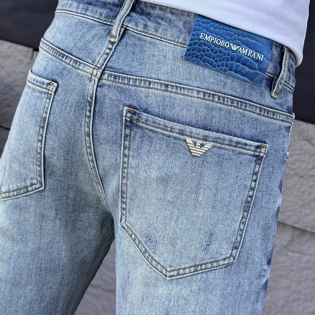 NO:918358,ARMANI Armani 2026 spring and summer new men's jeans. Selected imported denim denim fabrics. Heavy-duty environmentally friendly washing. Soft feel and wear resistance. Small straight version. Micro-elasticity makes you slim and slim. Perfect details. High-quality hardware and accessories. Fine workmanship. Unparalleled. Code number 28-38. Shipped next day. Armani, armani, jeans,19860909ARMANI阿玛尼 2026春夏新款男士牛仔裤 精选进口丹宁牛仔面料 重工环保洗水 手感柔和 兼备耐磨性 版型小直筒 微弹力显瘦修身,细节完美,五金辅料精选高等品质,做工精细,绝非凡品,码数28-38,隔天出货,,armani,armani,jeans,,Men's clothing