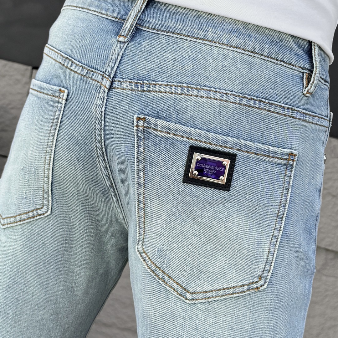 NO:918376,DG Dolce & Gabbana's 2026 spring and summer new men's jeans are made of imported denim fabrics, heavy-duty environmentally friendly washing, soft to the touch and wear-resistant, small straight version, slightly elastic, slimming, perfect details, high-quality hardware and accessories, fine workmanship, extraordinary, code number 28-38, shipped next day, Dolce&Gabbana,jeans,19860909DG杜嘉班纳 2026春夏新款男士牛仔裤 精选进口丹宁牛仔面料 重工环保洗水 手感柔和 兼备耐磨性 版型小直筒 微弹力显瘦修身,细节完美,五金辅料精选高等品质,做工精细,绝非凡品,码数28-38,隔天出货,,Dolce&Gabbana,jeans,,Men's clothing