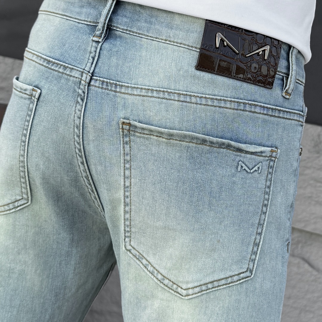 NO:918379,FENDI Fendi 2026 spring and summer new men's jeans. Selected imported denim denim fabric. Heavy-duty environmentally friendly washing. Soft feel and wear resistance. Small straight version. Micro-elasticity makes you slim and slim. Perfect details. High-quality hardware and accessories. Fine workmanship. Unparalleled. Code number 28-38. Shipped the next day. Fendi, fendi, jeans,19860909FENDI芬迪 2026春夏新款男士牛仔裤 精选进口丹宁牛仔面料 重工环保洗水 手感柔和 兼备耐磨性 版型小直筒 微弹力显瘦修身,细节完美,五金辅料精选高等品质,做工精细,绝非凡品,码数28-38,隔天出货,,fendi,fendi,jeans,,Men's clothing