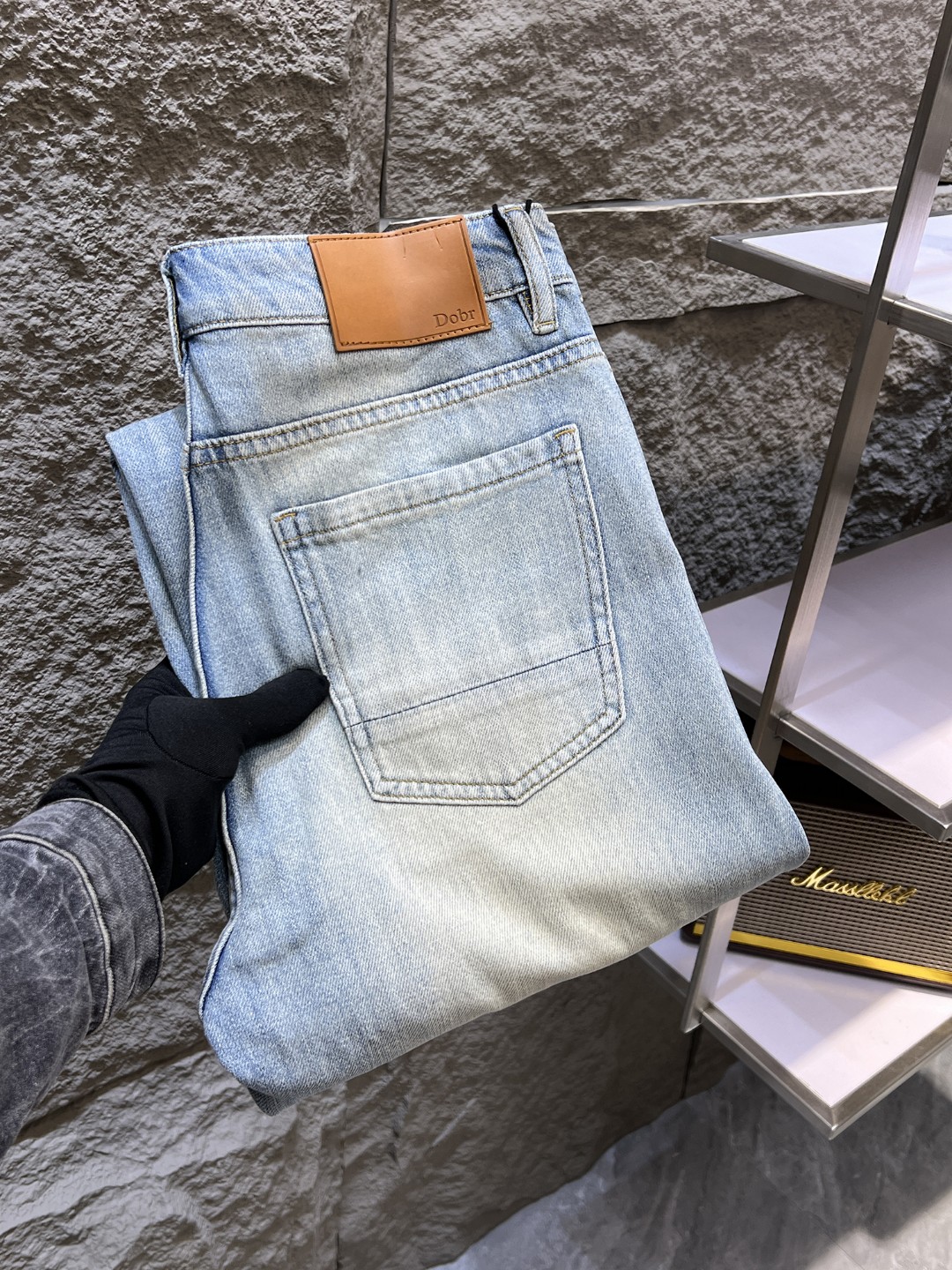 NO:438547,DIOR ss spring and summer new men's jeans selected imported denim fabrics Heavy industry environmentally friendly washing water Soft feel and wear resistance Small straight fit Micro-stretching makes you look slim and perfect details, selected high-quality hardware and accessories, fine workmanship, absolutely extraordinary products, 28-38, shipped the next day, Dior, Dior, Jeans, alexander wang19860909DIOR迪奥 ss春夏新款男士牛仔裤 精选进口丹宁牛仔面料 重工环保洗水 手感柔和 兼备耐磨性 版型小直筒 微弹力显瘦修身,细节完美,五金辅料精选高等品质,做工精细,绝非凡品,码数28-38,隔天出货,,dior,dior,jeans,alexander wang,Men's clothing