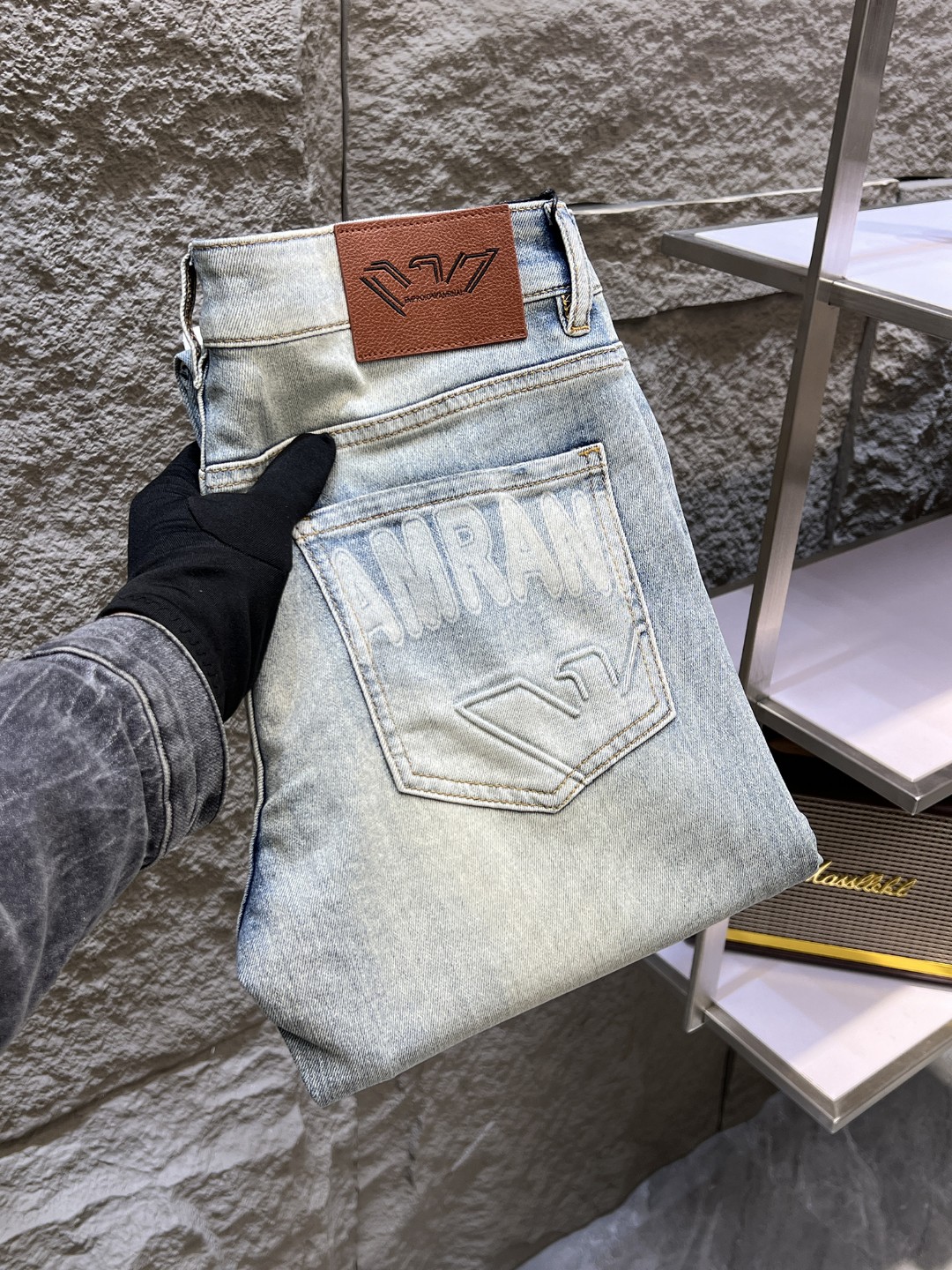 NO:863154,ARMANI Armani 2026 spring and summer new men's jeans. Selected imported denim denim fabrics. Heavy-duty environmentally friendly washing. Soft feel and wear resistance. Small straight version. Micro-elasticity makes you slim and slim. Perfect details. High-quality hardware and accessories. Fine workmanship. Unparalleled. Code number 28-38. Shipped next day. Armani, armani, jeans,19860909ARMANI阿玛尼 2026春夏新款男士牛仔裤 精选进口丹宁牛仔面料 重工环保洗水 手感柔和 兼备耐磨性 版型小直筒 微弹力显瘦修身,细节完美,五金辅料精选高等品质,做工精细,绝非凡品,码数28-38,隔天出货,,armani,armani,jeans,,Men's clothing