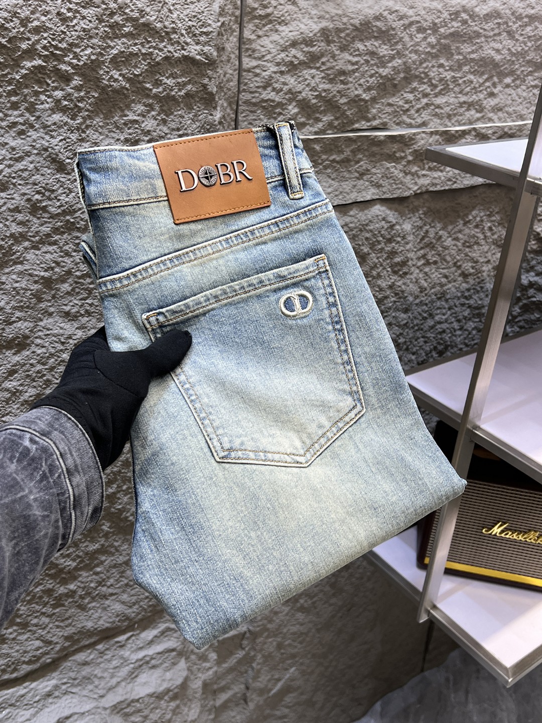 NO:870756,DIOR Dior's 2026 spring and summer new men's jeans are made of imported denim fabrics, heavy-duty environmentally friendly washing, soft to the touch and wear-resistant, small straight version, slightly elastic, slimming, perfect details, high-quality hardware and accessories, fine workmanship, extraordinary, code number 28-38, shipped next day, dior, dior, jeans,19860909DIOR迪奥 2026春夏新款男士牛仔裤 精选进口丹宁牛仔面料 重工环保洗水 手感柔和 兼备耐磨性 版型小直筒 微弹力显瘦修身,细节完美,五金辅料精选高等品质,做工精细,绝非凡品,码数28-38,隔天出货,,dior,dior,jeans,,Men's clothing