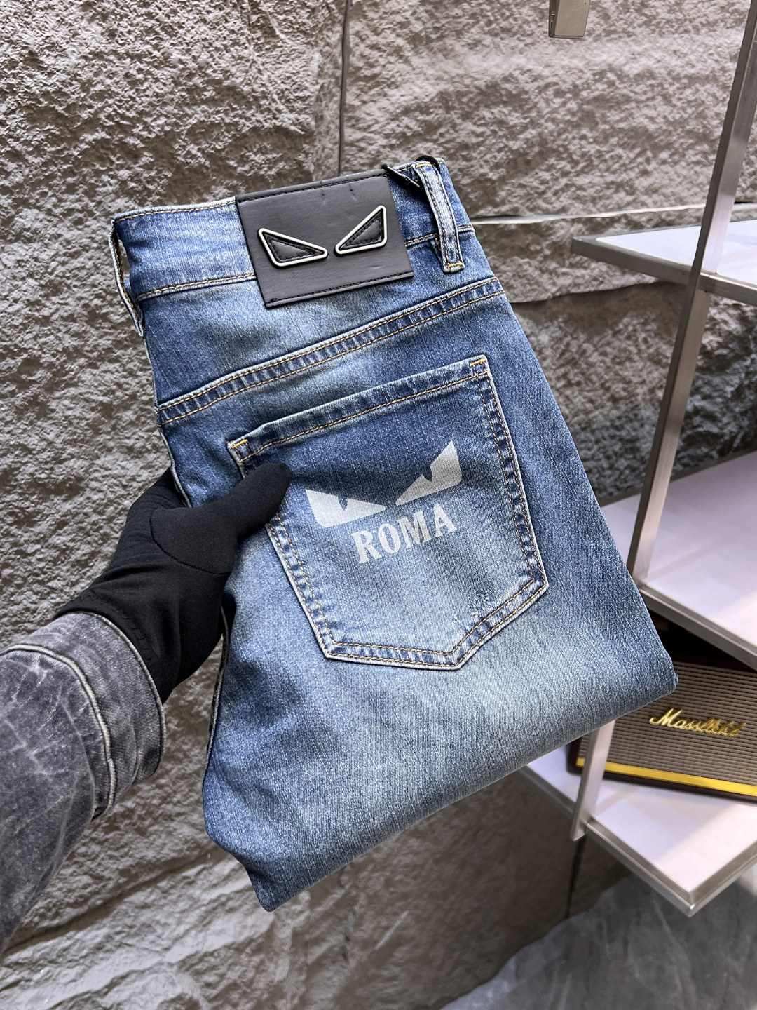 NO:863096,FENDI Fendi 2026 spring and summer new men's jeans. Selected imported denim denim fabric. Heavy-duty environmentally friendly washing. Soft feel and wear resistance. Small straight version. Micro-elasticity makes you slim and slim. Perfect details. High-quality hardware and accessories. Fine workmanship. Unparalleled. Code number 28-38. Shipped the next day. Fendi, fendi, jeans,19860909FENDI芬迪 2026春夏新款男士牛仔裤 精选进口丹宁牛仔面料 重工环保洗水 手感柔和 兼备耐磨性 版型小直筒 微弹力显瘦修身,细节完美,五金辅料精选高等品质,做工精细,绝非凡品,码数28-38,隔天出货,,fendi,fendi,jeans,,Men's clothing
