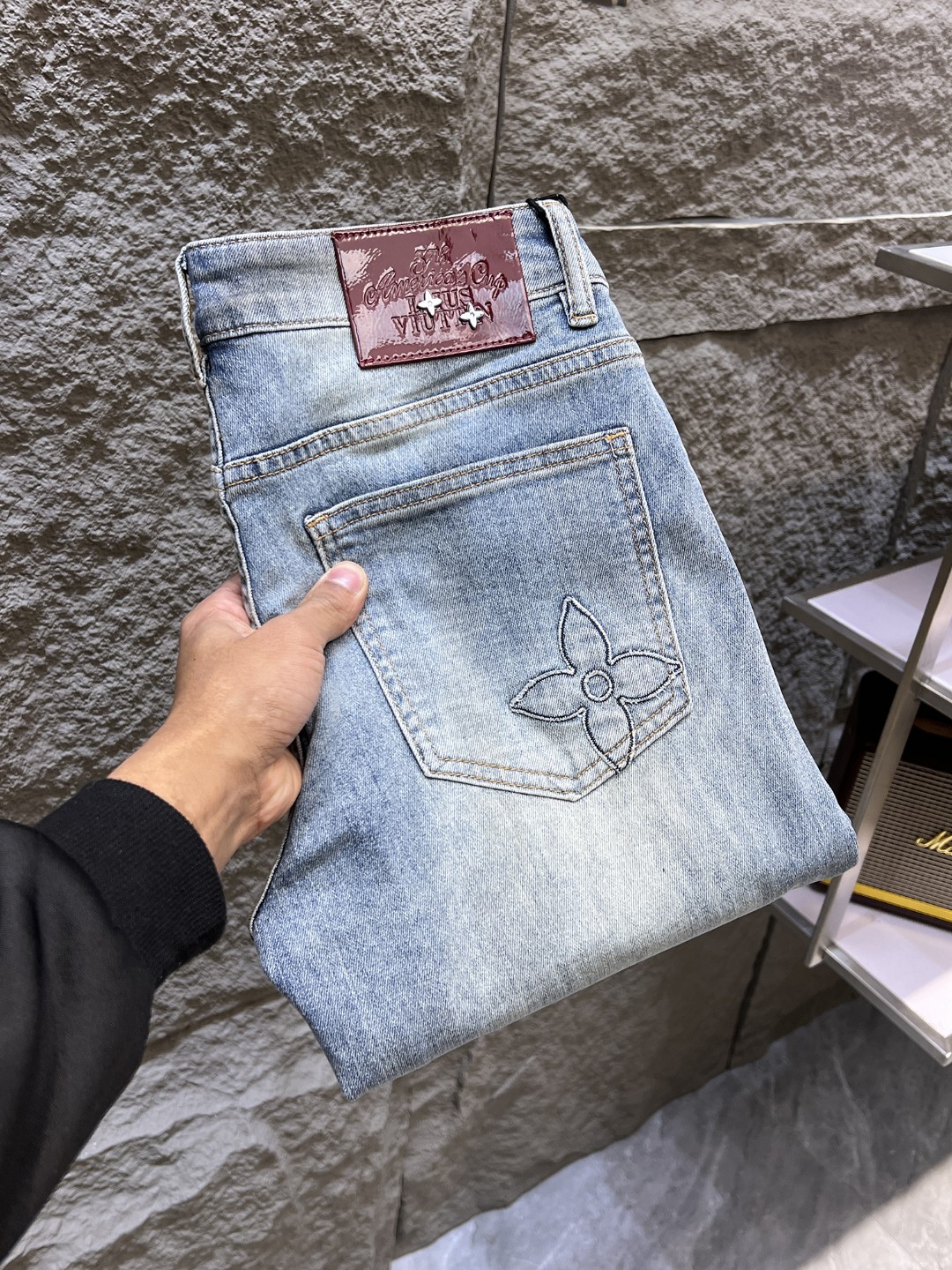 NO:863107,LV Louis Vuitton's 2026 spring and summer new men's jeans are made of imported denim fabrics, heavy-duty environmentally friendly washing, soft to the touch and wear-resistant, small straight version, slightly elastic, slimming, perfect details, high-quality hardware and accessories, fine workmanship, extraordinary, code size 28-38, shipped next day,, louis vuitton, louis vuitton, jeans,19860909LV路易威登 2026春夏新款男士牛仔裤 精选进口丹宁牛仔面料 重工环保洗水 手感柔和 兼备耐磨性 版型小直筒 微弹力显瘦修身,细节完美,五金辅料精选高等品质,做工精细,绝非凡品,码数28-38,隔天出货,,louis vuitton,louis vuitton,jeans,,Men's clothing
