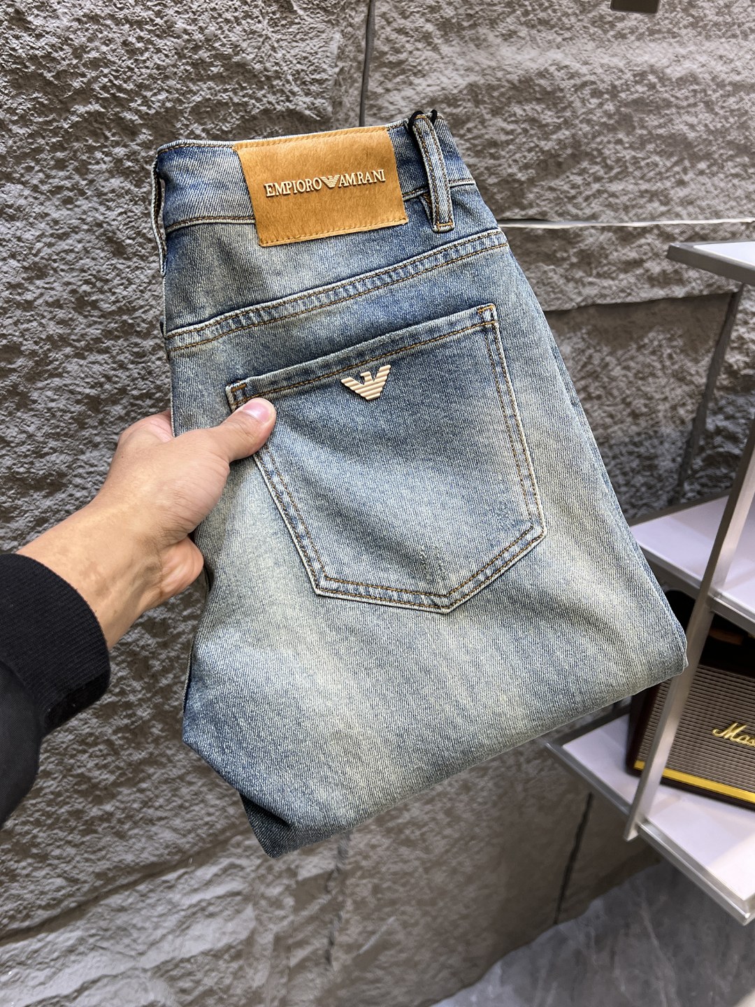 NO:863073,ARMANI Armani 2026 spring and summer new men's jeans. Selected imported denim denim fabrics. Heavy-duty environmentally friendly washing. Soft feel and wear resistance. Small straight version. Micro-elasticity makes you slim and slim. Perfect details. High-quality hardware and accessories. Fine workmanship. Unparalleled. Code number 28-38. Shipped next day. Armani, armani, jeans,19860909ARMANI阿玛尼 2026春夏新款男士牛仔裤 精选进口丹宁牛仔面料 重工环保洗水 手感柔和 兼备耐磨性 版型小直筒 微弹力显瘦修身,细节完美,五金辅料精选高等品质,做工精细,绝非凡品,码数28-38,隔天出货,,armani,armani,jeans,,Men's clothing