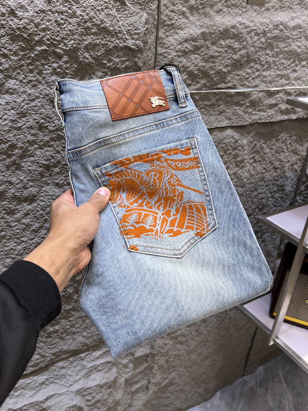 NO:877663,BURBERRY 2026 spring and summer new men's jeans. Selected imported denim denim fabric. Heavy-duty environmentally friendly washing. Soft feel and wear resistance. Small straight version. Micro-elasticity makes you slim and slim. Perfect details. High-quality hardware and accessories. Fine workmanship. Unparalleled. Code number 28-38. Shipped next day. Burberry, burberry, jeans,19860909BURBERRY巴宝莉 2026春夏新款男士牛仔裤 精选进口丹宁牛仔面料 重工环保洗水 手感柔和 兼备耐磨性 版型小直筒 微弹力显瘦修身,细节完美,五金辅料精选高等品质,做工精细,绝非凡品,码数28-38,隔天出货,,burberry,burberry,jeans,,Men's clothing