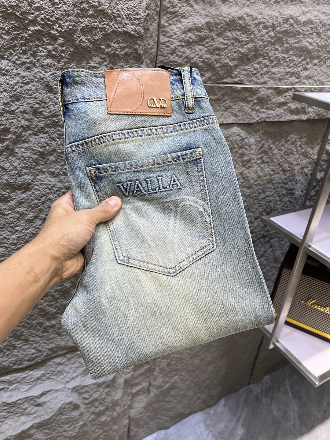 NO:877669,VALENTINO 2026 spring and summer new men's jeans. Selected imported denim denim fabric. Heavy-duty environmentally friendly washing. Soft feel and wear resistance. Small straight version. Micro-elasticity makes you slim and slim. Perfect details. High-quality hardware and accessories. Fine workmanship. Unparalleled. Code number 28-38. Shipped next day. valentino,valentino,jeans,19860909VALENTINO华伦天奴 2026春夏新款男士牛仔裤 精选进口丹宁牛仔面料 重工环保洗水 手感柔和 兼备耐磨性 版型小直筒 微弹力显瘦修身,细节完美,五金辅料精选高等品质,做工精细,绝非凡品,码数28-38,隔天出货,,valentino,valentino,jeans,,Men's clothing