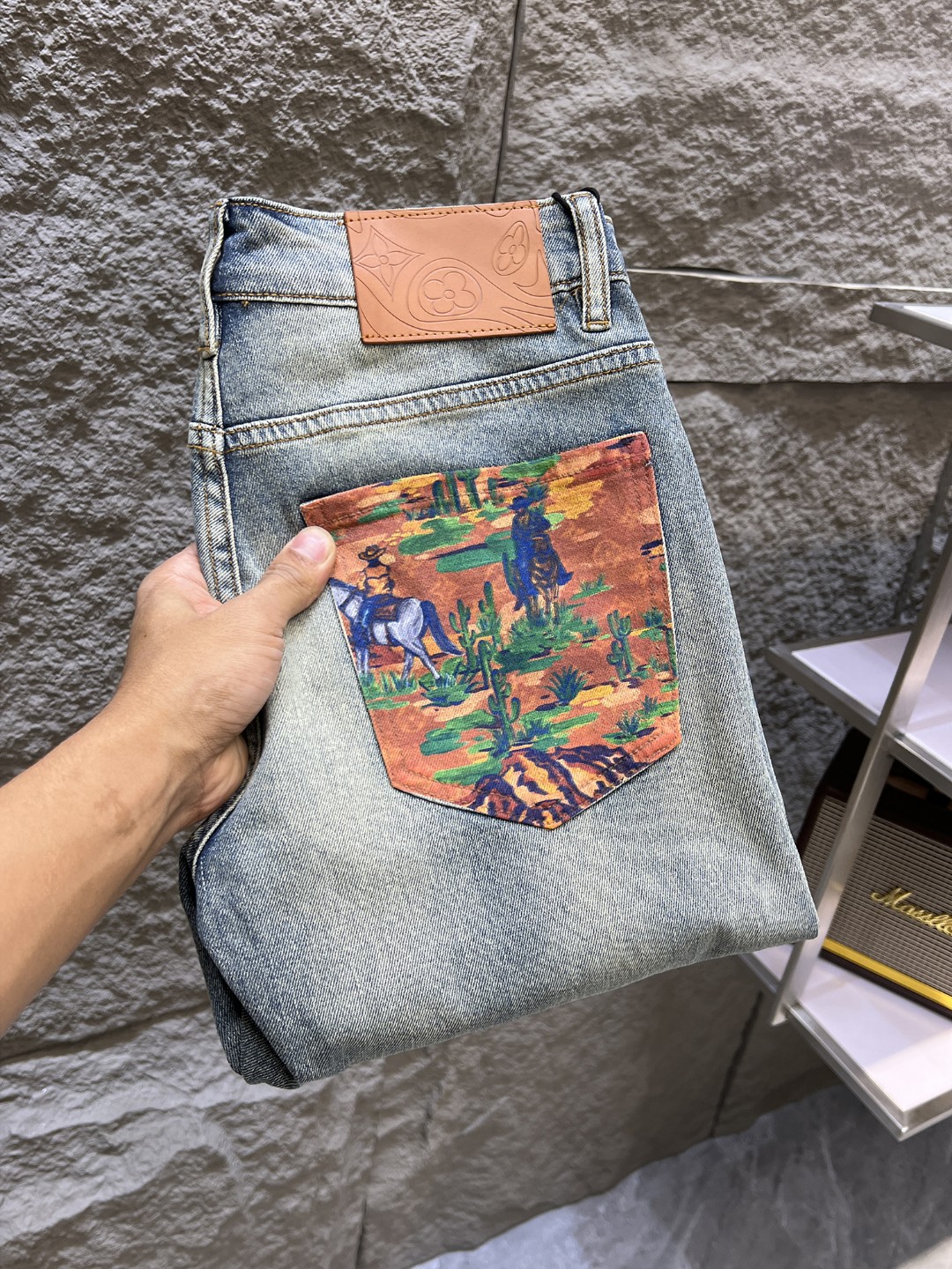 NO:877675,LV Louis Vuitton's 2026 spring and summer new men's jeans are made of imported denim fabrics, heavy-duty environmentally friendly washing, soft to the touch and wear-resistant, small straight version, slightly elastic, slimming, perfect details, high-quality hardware and accessories, fine workmanship, extraordinary, code size 28-38, shipped next day,, louis vuitton, louis vuitton, jeans,19860909LV路易威登 2026春夏新款男士牛仔裤 精选进口丹宁牛仔面料 重工环保洗水 手感柔和 兼备耐磨性 版型小直筒 微弹力显瘦修身,细节完美,五金辅料精选高等品质,做工精细,绝非凡品,码数28-38,隔天出货,,louis vuitton,louis vuitton,jeans,,Men's clothing