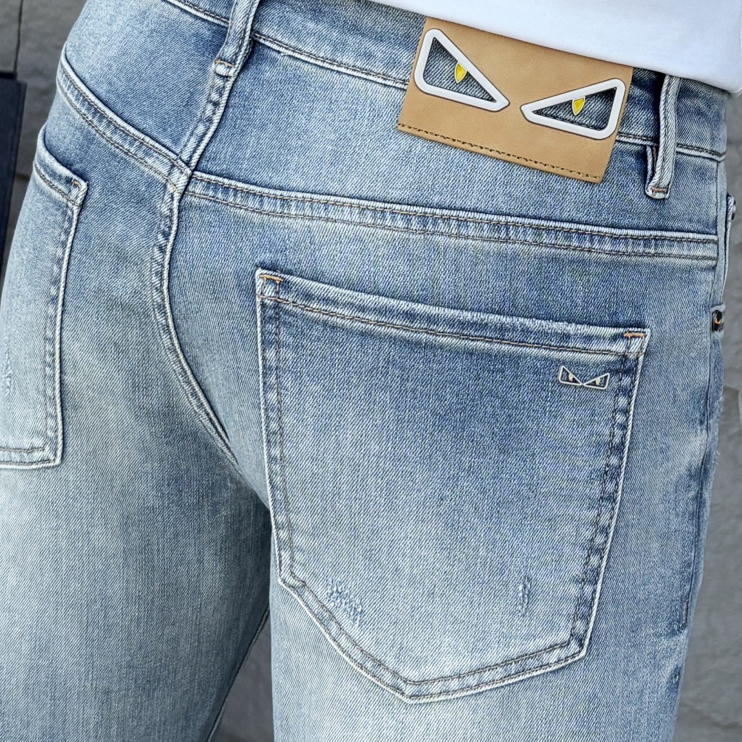 NO:934887,FENDI Fendi 2026 spring and summer new men's jeans. Selected imported denim denim fabric. Heavy-duty environmentally friendly washing. Soft feel and wear resistance. Small straight version. Micro-elasticity makes you slim and slim. Perfect details. High-quality hardware and accessories. Fine workmanship. Unparalleled. Code number 28-38. Shipped the next day. Fendi, fendi, jeans,19860909FENDI芬迪 2026春夏新款男士牛仔裤 精选进口丹宁牛仔面料 重工环保洗水 手感柔和 兼备耐磨性 版型小直筒 微弹力显瘦修身,细节完美,五金辅料精选高等品质,做工精细,绝非凡品,码数28-38,隔天出货,,fendi,fendi,jeans,,Men's clothing