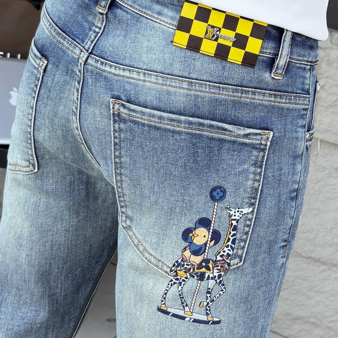 NO:934907,LV Louis Vuitton's 2026 spring and summer new men's jeans are made of imported denim fabrics, heavy-duty environmentally friendly washing, soft to the touch and wear-resistant, small straight version, slightly elastic, slimming, perfect details, high-quality hardware and accessories, fine workmanship, extraordinary, code size 28-38, shipped next day,, louis vuitton, louis vuitton, jeans,19860909LV路易威登 2026春夏新款男士牛仔裤 精选进口丹宁牛仔面料 重工环保洗水 手感柔和 兼备耐磨性 版型小直筒 微弹力显瘦修身,细节完美,五金辅料精选高等品质,做工精细,绝非凡品,码数28-38,隔天出货,,louis vuitton,louis vuitton,jeans,,Men's clothing