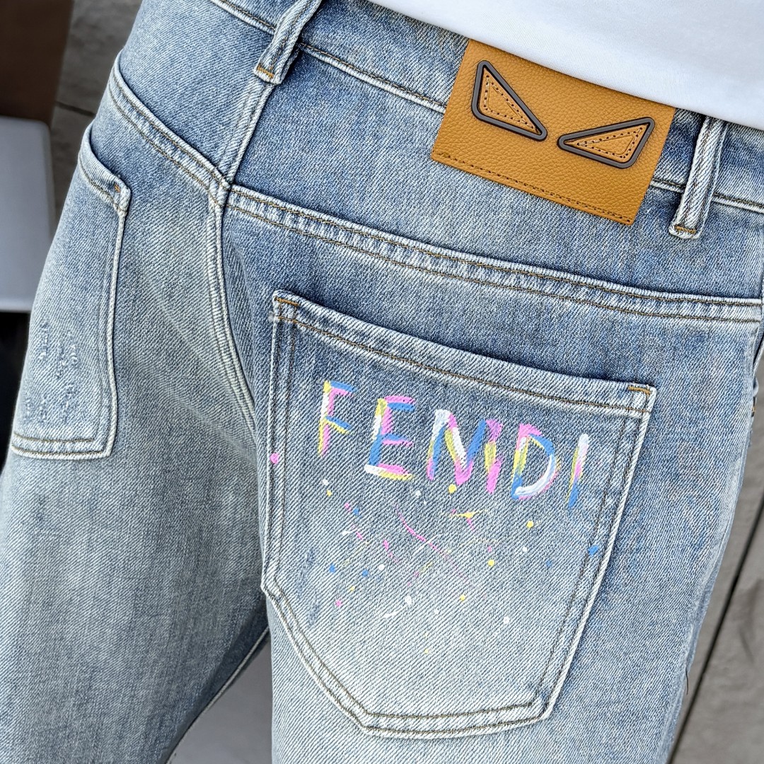 NO:934915,FENDI Fendi 2026 spring and summer new men's jeans. Selected imported denim denim fabric. Heavy-duty environmentally friendly washing. Soft feel and wear resistance. Small straight version. Micro-elasticity makes you slim and slim. Perfect details. High-quality hardware and accessories. Fine workmanship. Unparalleled. Code number 28-38. Shipped the next day. Fendi, fendi, jeans,19860909FENDI芬迪 2026春夏新款男士牛仔裤 精选进口丹宁牛仔面料 重工环保洗水 手感柔和 兼备耐磨性 版型小直筒 微弹力显瘦修身,细节完美,五金辅料精选高等品质,做工精细,绝非凡品,码数28-38,隔天出货,,fendi,fendi,jeans,,Men's clothing