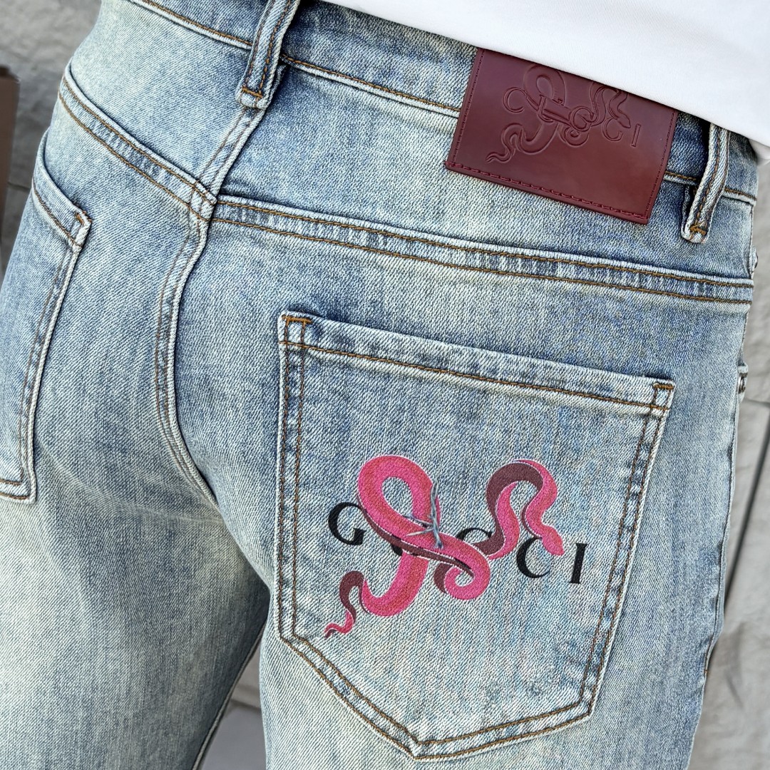 NO:934911,GUCCI Gucci 2026 spring and summer new men's jeans. Selected imported denim denim fabric. Heavy-duty environmentally friendly washing. Soft feel and wear resistance. Small straight version. Micro-elasticity makes you slim and slim. Perfect details. High-quality hardware and accessories. Fine workmanship. Unparalleled. Code number 28-38. Ships next day. Gucci Jeans.19860909GUCCI古奇 2026春夏新款男士牛仔裤 精选进口丹宁牛仔面料 重工环保洗水 手感柔和 兼备耐磨性 版型小直筒 微弹力显瘦修身,细节完美,五金辅料精选高等品质,做工精细,绝非凡品,码数28-38,隔天出货,,gucci,jeans,,Men's clothing