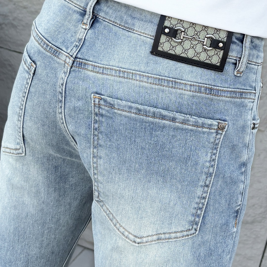 NO:934894,GUCCI Gucci 2026 spring and summer new men's jeans. Selected imported denim denim fabric. Heavy-duty environmentally friendly washing. Soft feel and wear resistance. Small straight version. Micro-elasticity makes you slim and slim. Perfect details. High-quality hardware and accessories. Fine workmanship. Unparalleled. Code number 28-38. Ships next day. Gucci Jeans.19860909GUCCI古奇 2026春夏新款男士牛仔裤 精选进口丹宁牛仔面料 重工环保洗水 手感柔和 兼备耐磨性 版型小直筒 微弹力显瘦修身,细节完美,五金辅料精选高等品质,做工精细,绝非凡品,码数28-38,隔天出货,,gucci,jeans,,Men's clothing