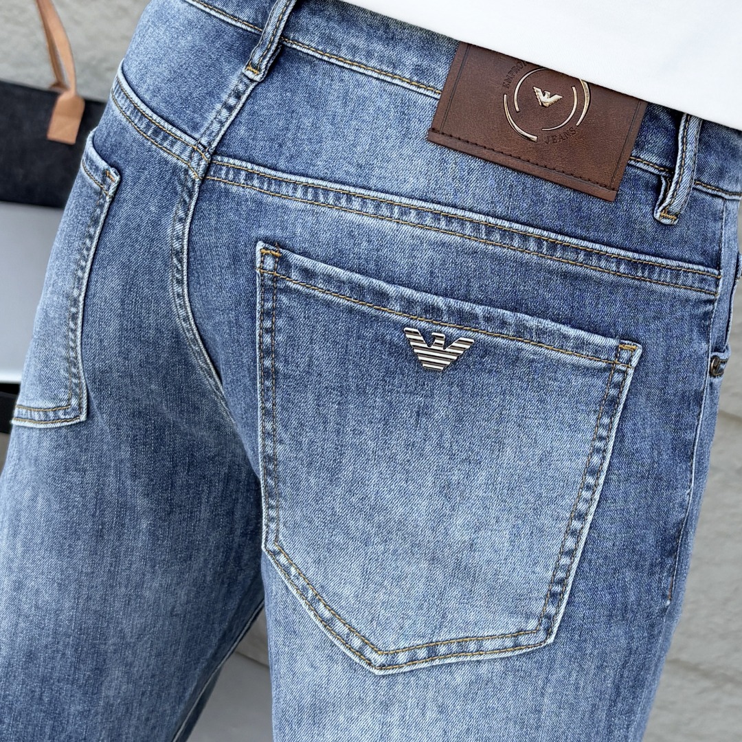 NO:934899,ARMANI Armani 2026 spring and summer new men's jeans. Selected imported denim denim fabrics. Heavy-duty environmentally friendly washing. Soft feel and wear resistance. Small straight version. Micro-elasticity makes you slim and slim. Perfect details. High-quality hardware and accessories. Fine workmanship. Unparalleled. Code number 28-38. Shipped next day. Armani, armani, jeans,19860909ARMANI阿玛尼 2026春夏新款男士牛仔裤 精选进口丹宁牛仔面料 重工环保洗水 手感柔和 兼备耐磨性 版型小直筒 微弹力显瘦修身,细节完美,五金辅料精选高等品质,做工精细,绝非凡品,码数28-38,隔天出货,,armani,armani,jeans,,Men's clothing