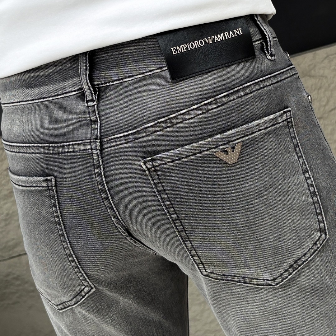 NO:933090,ARMANI Armani 2026 spring and summer new men's jeans. Selected imported denim denim fabrics. Heavy-duty environmentally friendly washing. Soft feel and wear resistance. Small straight version. Micro-elasticity makes you slim and slim. Perfect details. High-quality hardware and accessories. Fine workmanship. Unparalleled. Code number 28-38. Shipped next day. Armani, armani, jeans,19860909ARMANI阿玛尼 2026春夏新款男士牛仔裤 精选进口丹宁牛仔面料 重工环保洗水 手感柔和 兼备耐磨性 版型小直筒 微弹力显瘦修身,细节完美,五金辅料精选高等品质,做工精细,绝非凡品,码数28-38,隔天出货,,armani,armani,jeans,,Men's clothing