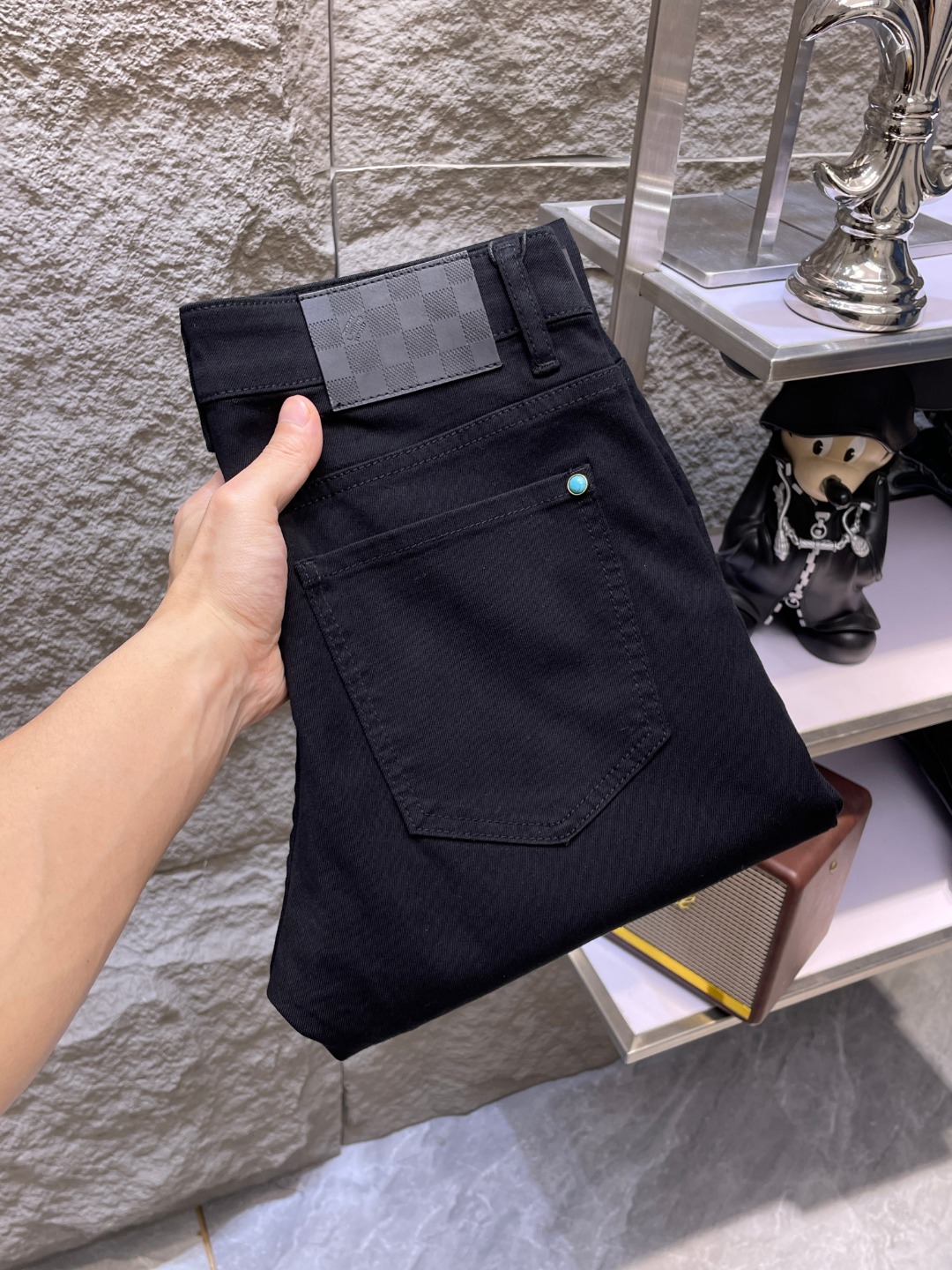 NO:877643,LV Louis Vuitton's 2026 spring and summer new men's jeans are made of imported denim fabrics, heavy-duty environmentally friendly washing, soft to the touch and wear-resistant, small straight version, slightly elastic, slimming, perfect details, high-quality hardware and accessories, fine workmanship, extraordinary, code size 28-38, shipped next day,, louis vuitton, louis vuitton, jeans,19860909LV路易威登 2026春夏新款男士牛仔裤 精选进口丹宁牛仔面料 重工环保洗水 手感柔和 兼备耐磨性 版型小直筒 微弹力显瘦修身,细节完美,五金辅料精选高等品质,做工精细,绝非凡品,码数28-38,隔天出货,,louis vuitton,louis vuitton,jeans,,Men's clothing