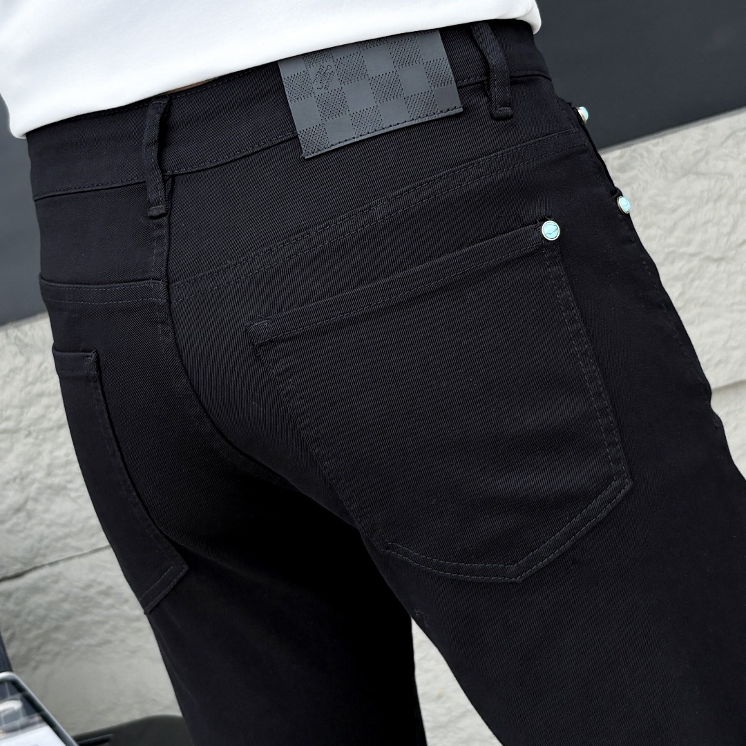 NO:937352,LV Louis Vuitton's 2026 spring and summer new men's jeans are made of imported denim fabrics, heavy-duty environmentally friendly washing, soft to the touch and wear-resistant, small straight version, slightly elastic, slimming, perfect details, high-quality hardware and accessories, fine workmanship, extraordinary, code size 28-38, shipped next day,, louis vuitton, louis vuitton, jeans,19860909LV路易威登 2026春夏新款男士牛仔裤 精选进口丹宁牛仔面料 重工环保洗水 手感柔和 兼备耐磨性 版型小直筒 微弹力显瘦修身,细节完美,五金辅料精选高等品质,做工精细,绝非凡品,码数28-38,隔天出货,,louis vuitton,louis vuitton,jeans,,Men's clothing