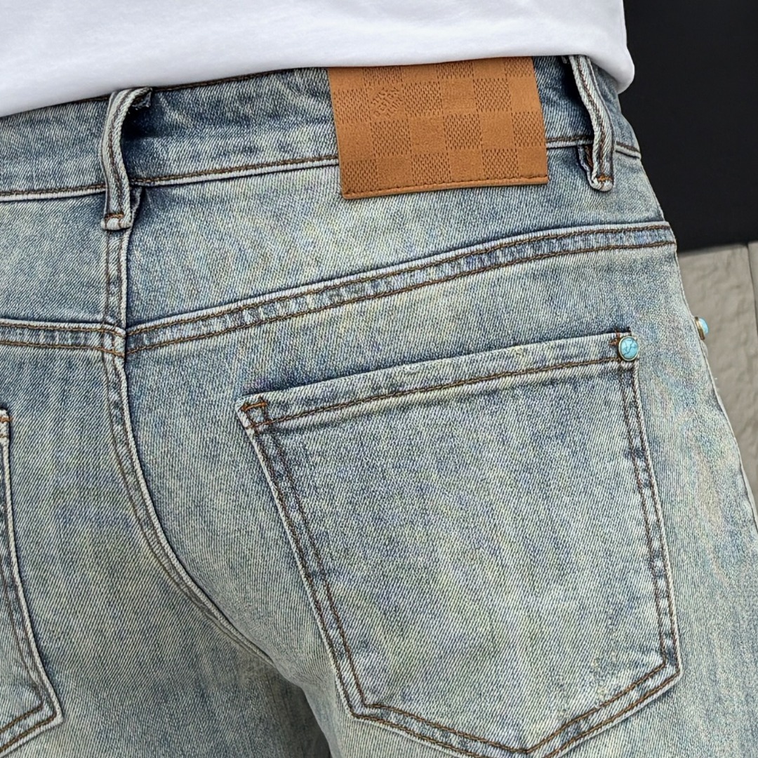 NO:933098,LV Louis Vuitton's 2026 spring and summer new men's jeans are made of imported denim fabrics, heavy-duty environmentally friendly washing, soft to the touch and wear-resistant, small straight version, slightly elastic, slimming, perfect details, high-quality hardware and accessories, fine workmanship, extraordinary, code size 28-38, shipped next day,, louis vuitton, louis vuitton, jeans,19860909LV路易威登 2026春夏新款男士牛仔裤 精选进口丹宁牛仔面料 重工环保洗水 手感柔和 兼备耐磨性 版型小直筒 微弹力显瘦修身,细节完美,五金辅料精选高等品质,做工精细,绝非凡品,码数28-38,隔天出货,,louis vuitton,louis vuitton,jeans,,Men's clothing