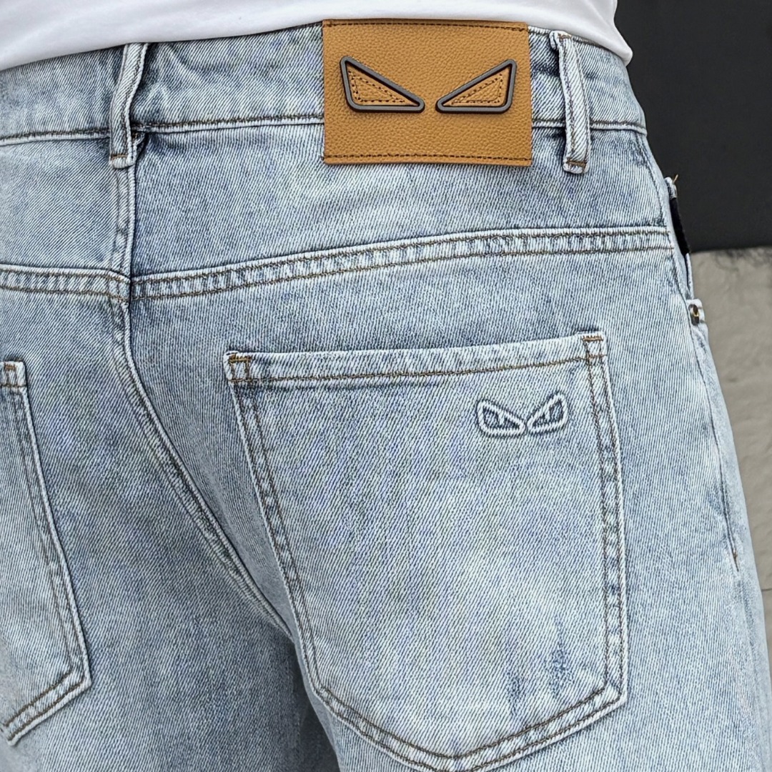 NO:937347,FENDI Fendi 2026 spring and summer new men's jeans shorts. Selected imported denim denim fabric. Heavy-duty environmentally friendly washing. Soft feel and wear resistance. Small straight version. Micro-elasticity makes you slim and slim. Perfect details. High-quality hardware and accessories. Fine workmanship. Unparalleled. Code number 28-38. Shipped the next day. Fendi, fendi, shorts, jeans,19860909FENDI芬迪 2026春夏新款男士牛仔裤短裤 精选进口丹宁牛仔面料 重工环保洗水 手感柔和 兼备耐磨性 版型小直筒 微弹力显瘦修身,细节完美,五金辅料精选高等品质,做工精细,绝非凡品,码数28-38,隔天出货,,fendi,fendi,shorts,jeans,,Men's clothing