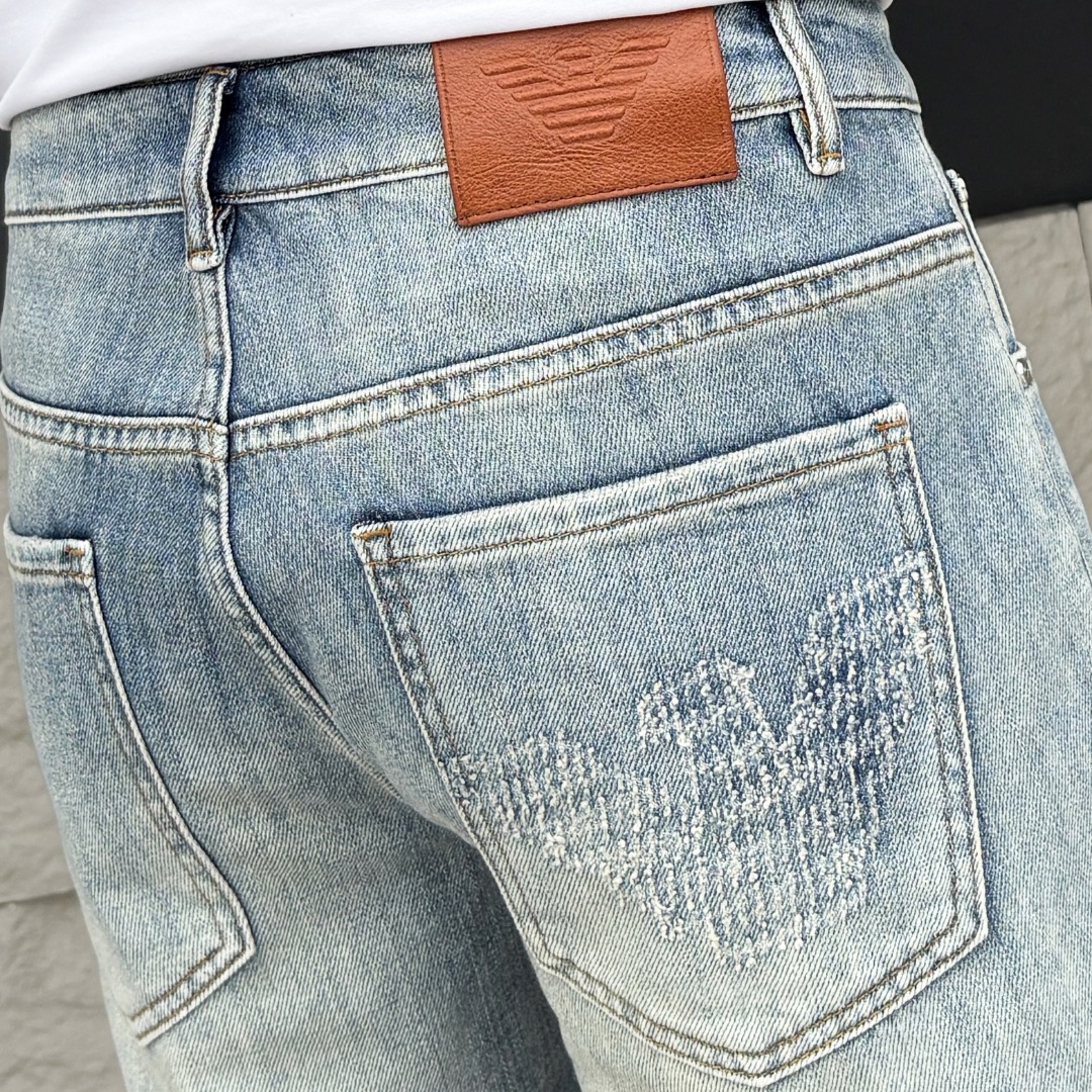 NO:937350,ARMANI 2026 spring and summer new men's jeans shorts. Selected imported denim denim fabric. Heavy-duty environmentally friendly washing. Soft feel and wear resistance. Small straight version. Micro-elasticity makes you slim and slim. Perfect details. High-quality hardware and accessories. Fine workmanship. Unparalleled. Code number 28-38. Shipped next day. Armani, armani, shorts, jeans,19860909ARMANI阿玛尼 2026春夏新款男士牛仔裤短裤 精选进口丹宁牛仔面料 重工环保洗水 手感柔和 兼备耐磨性 版型小直筒 微弹力显瘦修身,细节完美,五金辅料精选高等品质,做工精细,绝非凡品,码数28-38,隔天出货,,armani,armani,shorts,jeans,,Men's clothing