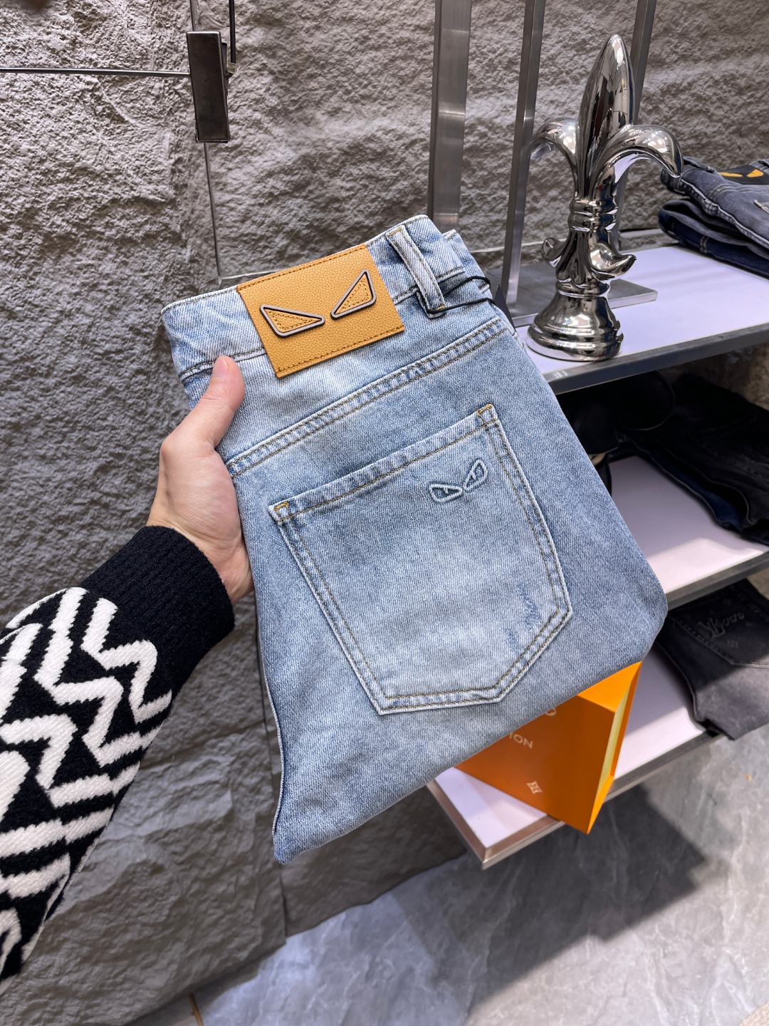 NO:870842,FENDI Fendi 2026 spring and summer new men's jeans. Selected imported denim denim fabric. Heavy-duty environmentally friendly washing. Soft feel and wear resistance. Small straight version. Micro-elasticity makes you slim and slim. Perfect details. High-quality hardware and accessories. Fine workmanship. Unparalleled. Code number 28-38. Shipped the next day. Fendi, fendi, jeans,19860909FENDI芬迪 2026春夏新款男士牛仔裤 精选进口丹宁牛仔面料 重工环保洗水 手感柔和 兼备耐磨性 版型小直筒 微弹力显瘦修身,细节完美,五金辅料精选高等品质,做工精细,绝非凡品,码数28-38,隔天出货,,fendi,fendi,jeans,,Men's clothing