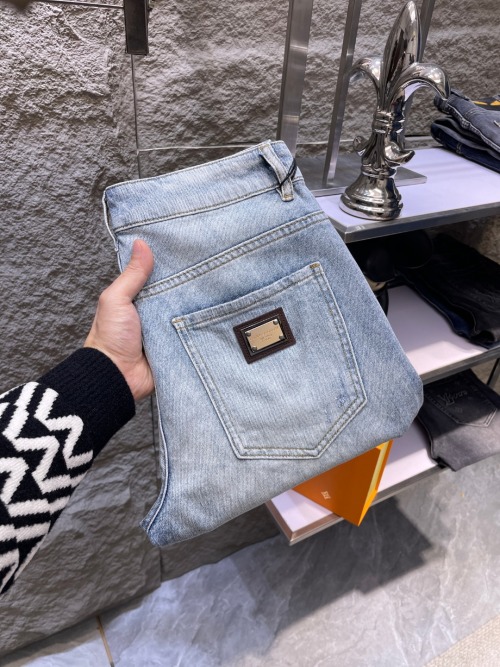 Dolce&Gabbana Men's 2025SS Light Wash Denim Shorts - Slim Fit, Premium Quality 1 Dolce&Gabbana Men's 2025SS Light Wash Denim Shorts - Slim Fit, Premium Quality