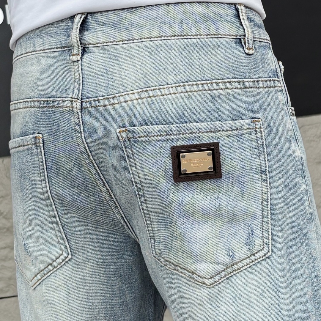 NO:937344,DG Dolce & Gabbana 2026 spring and summer new men's jeans shorts. Selected imported denim denim fabric. Heavy-duty environmentally friendly washing. Soft feel and wear resistance. Small straight version. Micro-elasticity makes you slim and slim. Perfect details. High-quality hardware and accessories. Fine workmanship. Unparalleled. Code number 28-38. Shipped the next day. Dolce&Gabbana, shorts, jeans,19860909DG杜嘉班纳 2026春夏新款男士牛仔裤短裤 精选进口丹宁牛仔面料 重工环保洗水 手感柔和 兼备耐磨性 版型小直筒 微弹力显瘦修身,细节完美,五金辅料精选高等品质,做工精细,绝非凡品,码数28-38,隔天出货,,Dolce&Gabbana,shorts,jeans,,Men's clothing